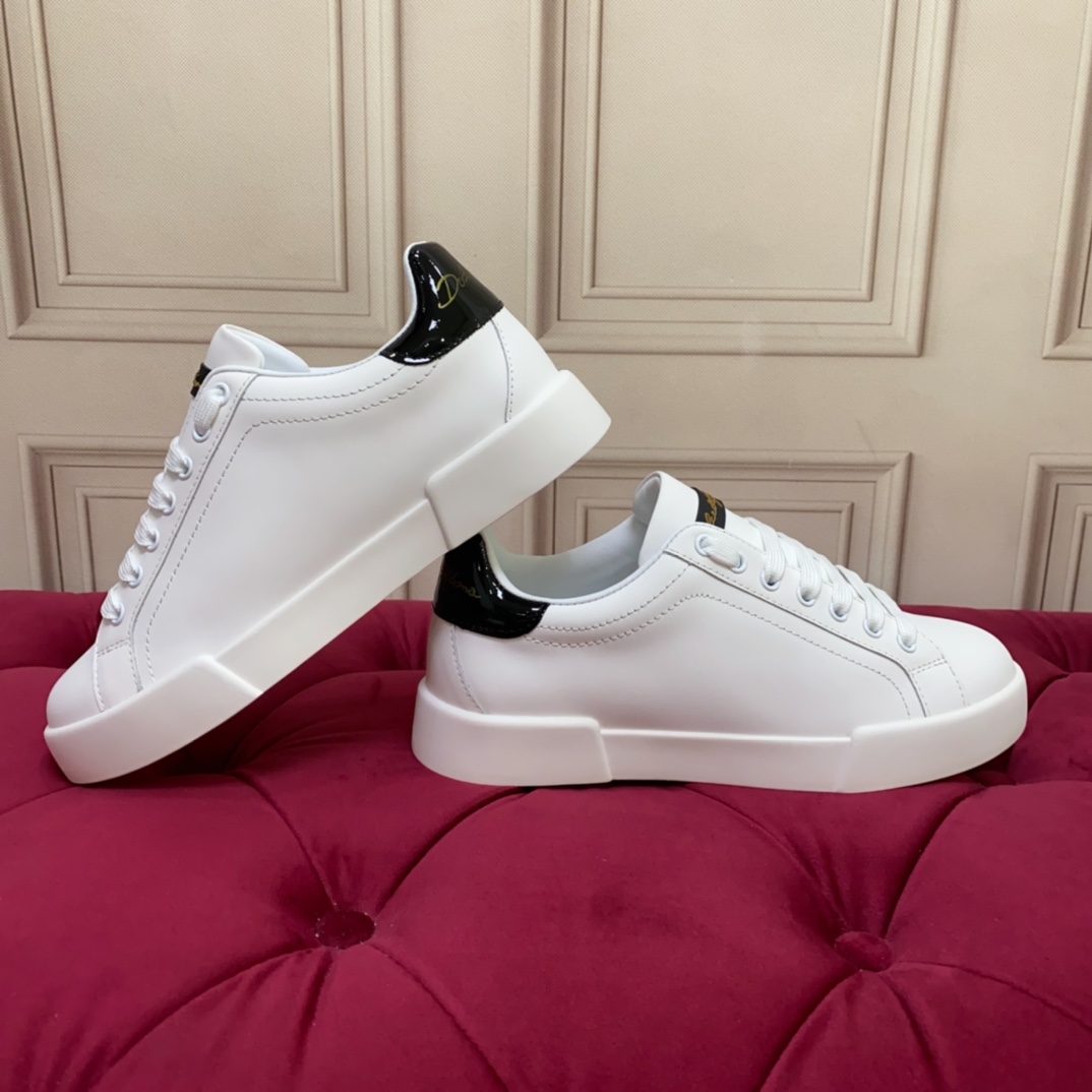 工厂价:320❤️❤️❤️高端版本 高质量 品牌大底DOLCE & GABBANA 2024新款 高端质量 独家精工定制上市 品牌字母工艺点缀绝美奢华闪耀 精湛的做工 众多人至爱采用高端进口丝绸牛皮 羊里 完美诠释鞋履最新灵感 经典与时尚融为一体奢华迷梦驾凌时尚高端品质 码数 女35-41 男38-45 标准码数