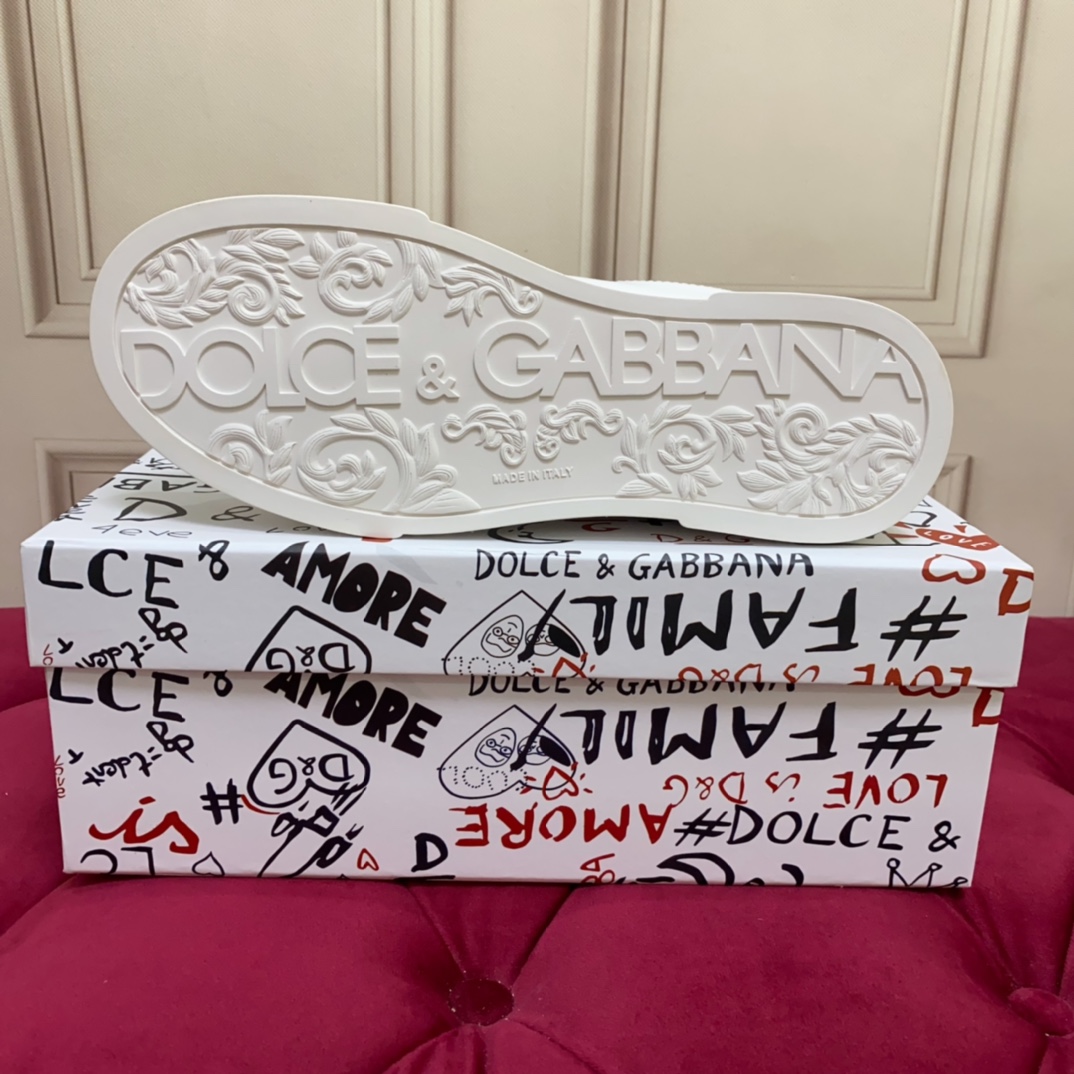 工厂价:320❤️❤️❤️高端版本 高质量 品牌大底DOLCE & GABBANA 2024新款 高端质量 独家精工定制上市 品牌字母工艺点缀绝美奢华闪耀 精湛的做工 众多人至爱采用高端进口丝绸牛皮 羊里 完美诠释鞋履最新灵感 经典与时尚融为一体奢华迷梦驾凌时尚高端品质 码数 女35-41 男38-45 标准码数