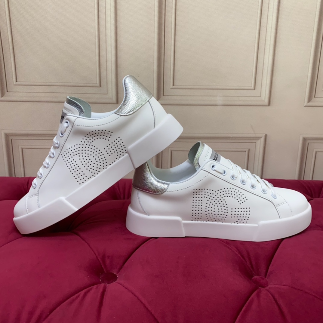 工厂价:320❤️❤️❤️高端版本 高质量 品牌大底DOLCE & GABBANA 2024新款 高端质量 独家精工定制上市 品牌字母工艺点缀绝美奢华闪耀 精湛的做工 众多人至爱采用高端进口丝绸牛皮 羊里 完美诠释鞋履最新灵感 经典与时尚融为一体奢华迷梦驾凌时尚高端品质 码数 女35-41 男38-45 标准码数