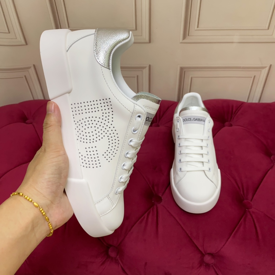 工厂价:320❤️❤️❤️高端版本 高质量 品牌大底DOLCE & GABBANA 2024新款 高端质量 独家精工定制上市 品牌字母工艺点缀绝美奢华闪耀 精湛的做工 众多人至爱采用高端进口丝绸牛皮 羊里 完美诠释鞋履最新灵感 经典与时尚融为一体奢华迷梦驾凌时尚高端品质 码数 女35-41 男38-45 标准码数
