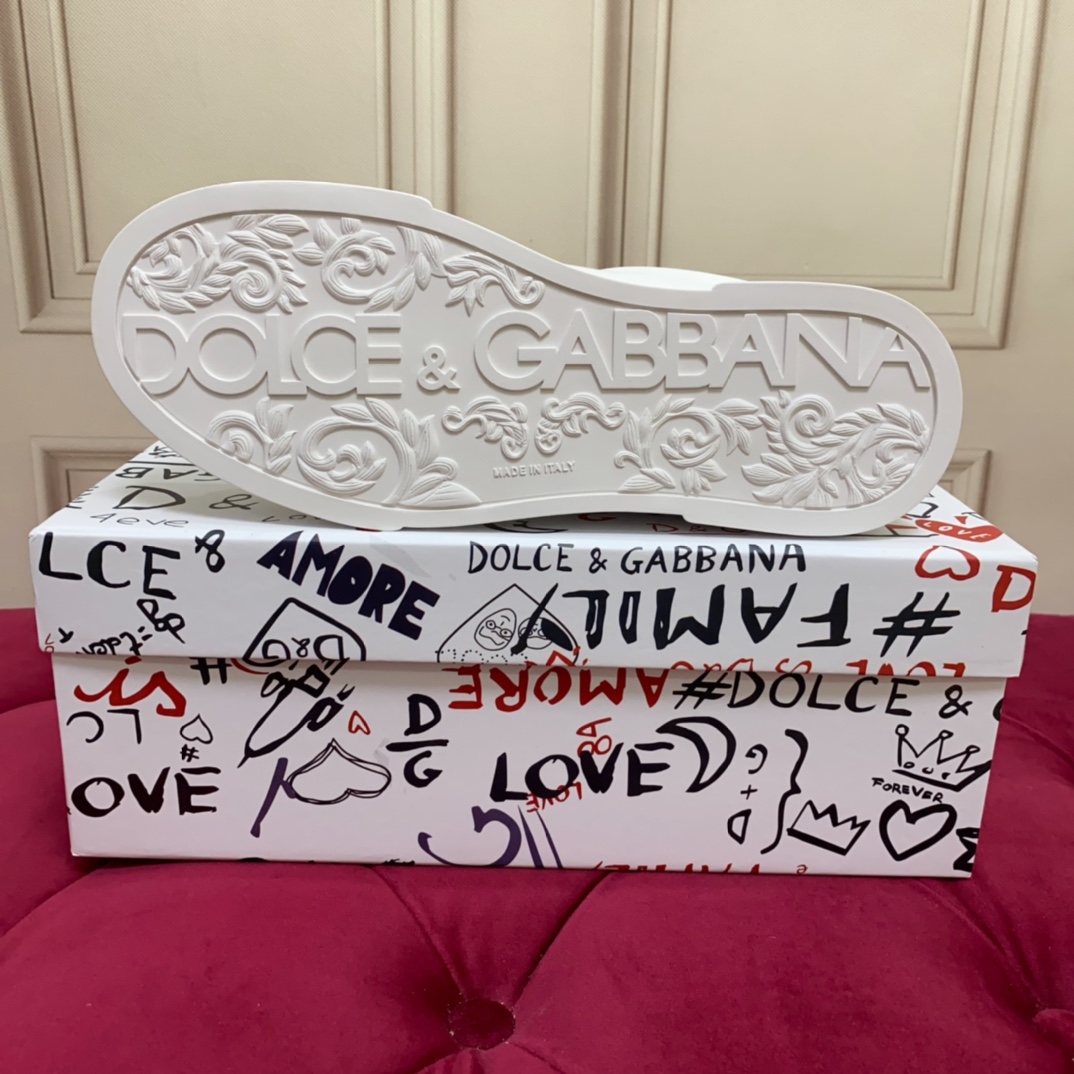 工厂价:320❤️❤️❤️高端版本 高质量 品牌大底DOLCE & GABBANA 2024新款 高端质量 独家精工定制上市 品牌字母工艺点缀绝美奢华闪耀 精湛的做工 众多人至爱采用高端进口丝绸牛皮 羊里 完美诠释鞋履最新灵感 经典与时尚融为一体奢华迷梦驾凌时尚高端品质 码数 女35-41 男38-45 标准码数