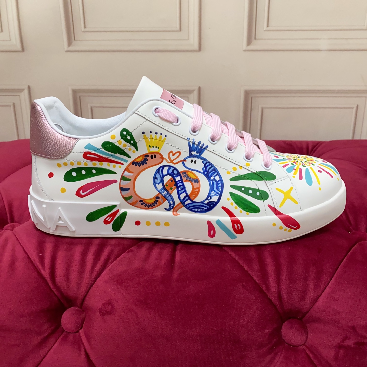 NO:223376,Women's Model Men's Model High-end Version High-quality Brand Outsole DOLCE & GABBANA New Model Top Version High-end Quality Exclusive Seiko Customized Listed Brand Letter Crafts Embellished with Beautiful Luxury Shining Superb Works by Many People's Loves Using High-end Imported Silk Cowhide   Hand-painted craftsmanship White Silk Sheep Perfectly Explain the Latest Inspiration for Shoes Classic and Fashion Luxury Dreams Leading Fashion High-end Quality Size Number Women's 35-45 Standard Size Number, Casual Shoes/Sports Shoes, Dolce & Gabbana, Sneakers, cowhide19860909女款 男款 高端版本 高质量 品牌大底DOLCE & GABBANA 新款 顶级版本 高端质量 独家精工定制上市 品牌字母工艺点缀绝美奢华闪耀 精湛的做众多人至爱采用高端进口丝绸牛皮 手绘工艺 白丝绸羊里 完美诠释鞋履最新灵感 经典与时尚融为一体奢华迷梦驾凌时尚高端品质 码数 女35-45 标准码数,休闲鞋/运动鞋,Dolce&Gabbana,sneakers,cowhide,Women's Shoes