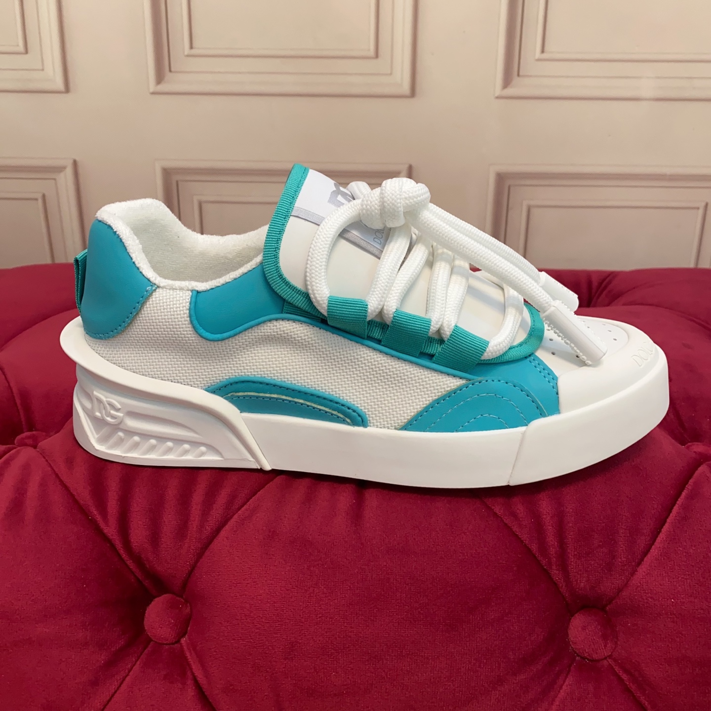 NO:223416,Women's model High-end version High-quality Brand outsole DOLCE & GABBANA New model Top version High-end quality Exclusive seiko custom-made on the market Convex DG embellishes beautiful luxury shine Superbly made by many people's favorites using high-end imported silk cowhide   mesh in white towel Perfectly interprets the latest inspiration for shoes Classic and fashion Luxury dreams leading to fashion high-end quality Size 35-45 Standard sizes, casual shoes/sports shoes, Dolce & Gabbana, Dolce & Gabbana, sneakers, cowhide19860909女款 高端版本 高质量 品牌大底DOLCE & GABBANA 新款 顶级版本 高端质量 独家精工定制上市 凸DG点缀绝美奢华闪耀 精湛的做众多人至爱采用高端进口丝绸牛皮 网面 白色毛巾里 完美诠释鞋履最新灵感 经典与时尚融为一体奢华迷梦驾凌时尚高端品质 码数 35-45标准码数,休闲鞋/运动鞋,Dolce&Gabbana,Dolce&Gabbana,sneakers,cowhide,Women's Shoes