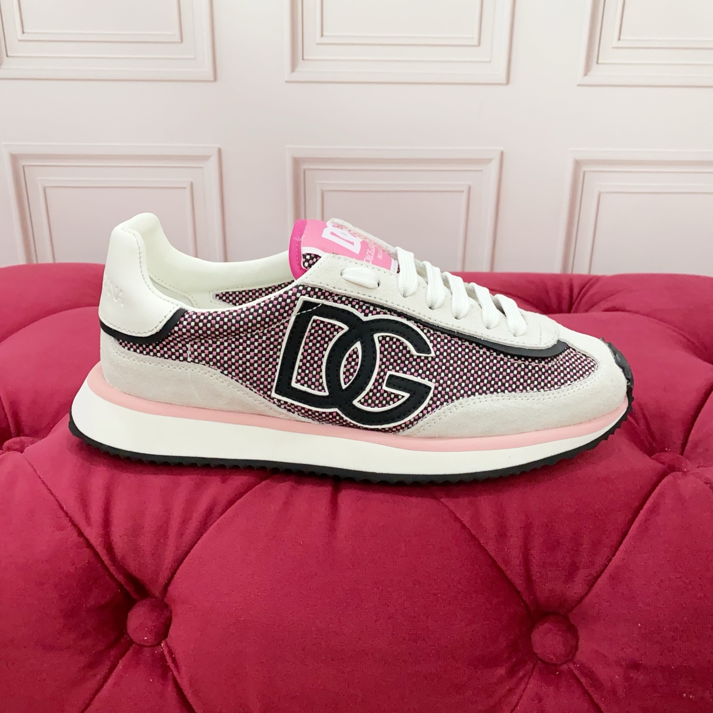 NO:443854,Men and women High-end version DOLCE & GABBANA 2025 new model After half a year of original debugging, slow work and fine work can create a very distinctive concave trademark. Three-dimensional craftsmanship embellishes beautiful and luxurious. Superbly used by many people. High-end imported silk cowhide + imported cow leather + special materials. White cowli perfectly interprets the latest inspiration for shoes. Classic and fashion are integrated into luxury and dreams, leading to fashion and high-end quality. Standard size: 35-46, casual shoes/sports shoes, Dolce & Gabbana, sneakers, cowhide19860909男女 高端版本 DOLCE & GABBANA 2025新款 历经半年的原版调试 慢工出细活才能做出很有特色的凹占商标 立体工艺点缀绝美奢华 精湛的做众多人至爱采用 高端进口丝绸牛皮+进口牛猄+特殊物料 白色牛里 完美诠释鞋履最新灵感 经典与时尚融为一体奢华迷梦驾凌时尚高端品质 标准码数:35-46,休闲鞋/运动鞋,Dolce&Gabbana,sneakers,cowhide,Women's Shoes