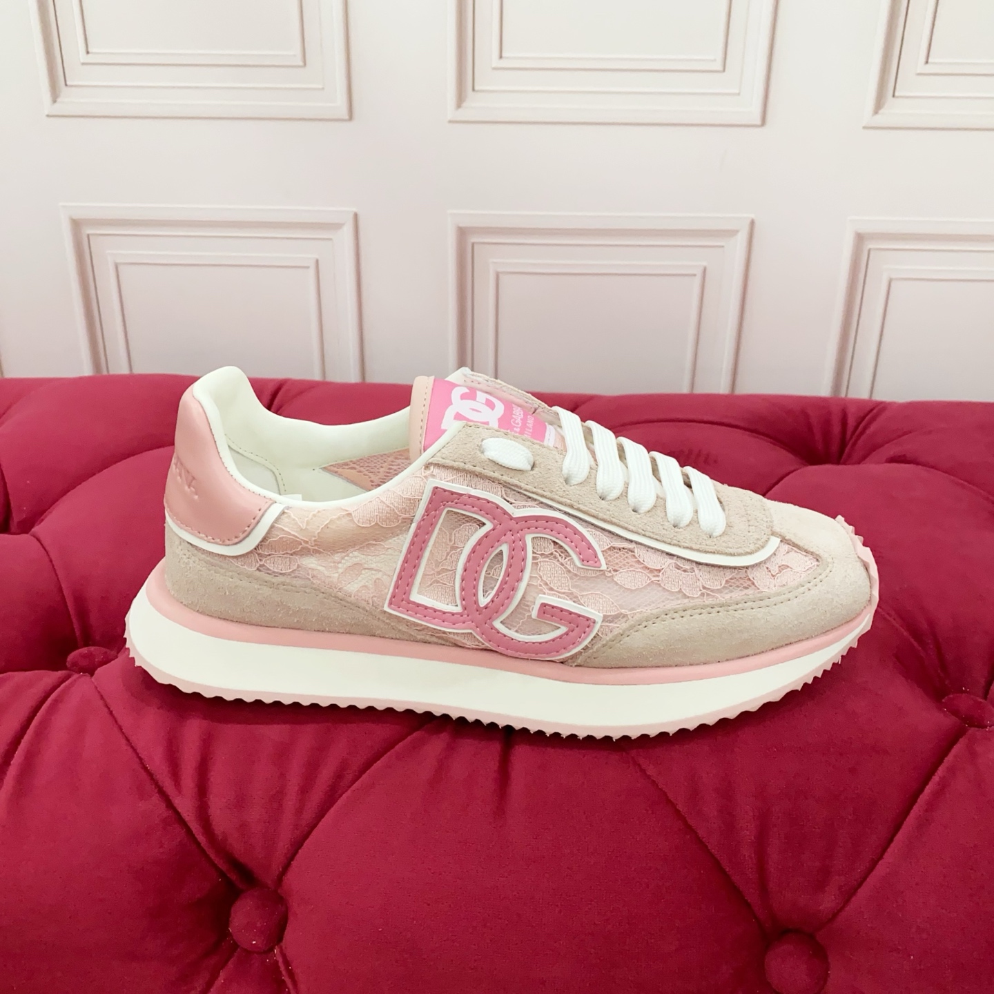 NO:443889,Women's high-end version DOLCE & GABBANA 2025 new model After half a year of original debugging, slow work and fine work can create a very distinctive concave trademark. Three-dimensional craftsmanship embellishes beautiful luxury. Superbly used by many people. High-end imported silk cowhide + imported beef tiles + imported lace. Niuli perfectly interprets the latest inspiration for shoes. Classic and fashion are integrated into luxury and dreams, leading to fashion and high-end quality. Standard size: 35-41, casual shoes/sports shoes, Dolce & Gabbana, sneakers, cowhide19860909女 高端版本 DOLCE & GABBANA 2025新款 历经半年的原版调试 慢工出细活才能做出很有特色的凹占商标 立体工艺点缀绝美奢华 精湛的做众多人至爱采用 高端进口丝绸牛皮+进口牛猄+进口蕾丝 牛里 完美诠释鞋履最新灵感 经典与时尚融为一体奢华迷梦驾凌时尚高端品质 标准码数:35-41,休闲鞋/运动鞋,Dolce&Gabbana,sneakers,cowhide,Women's Shoes