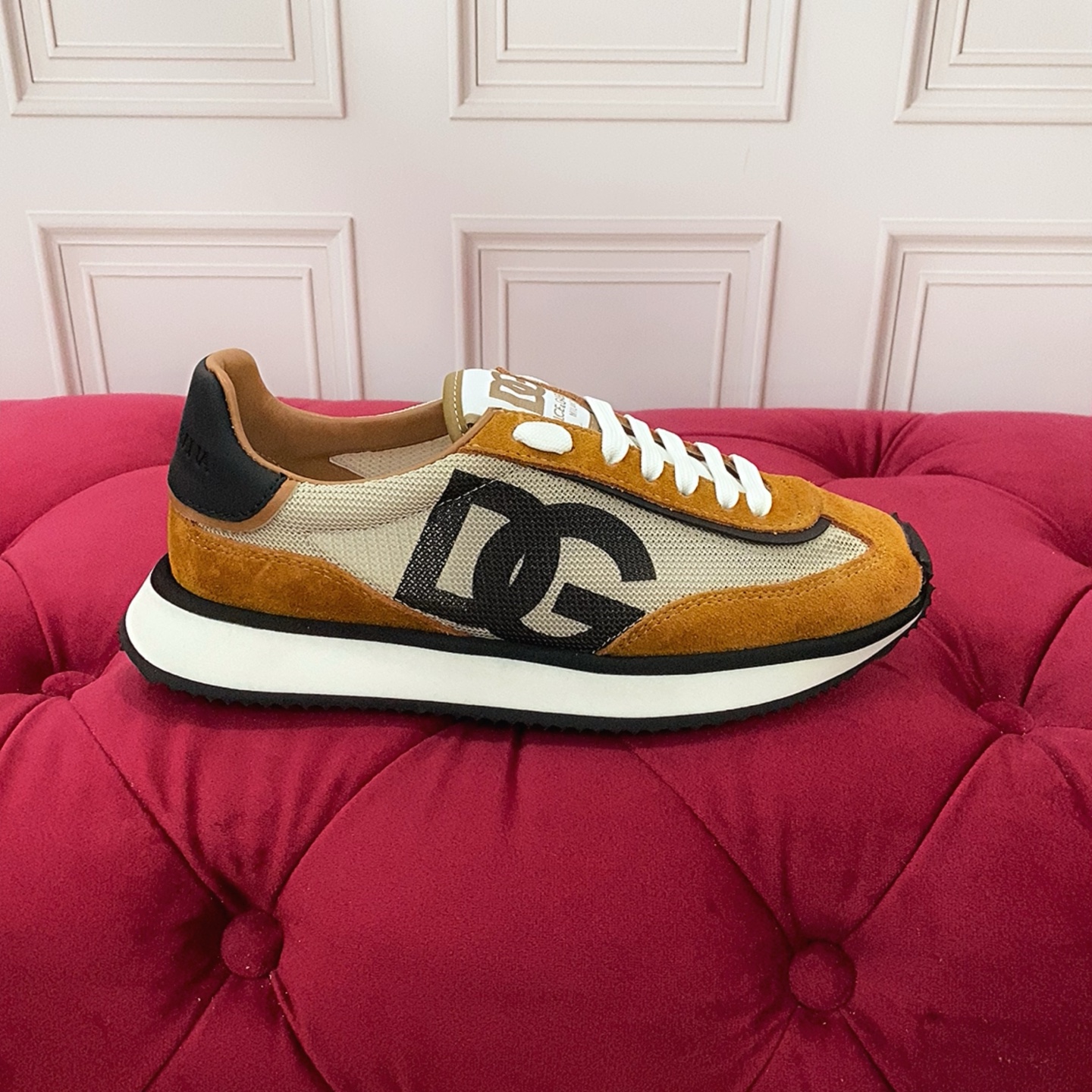 NO:443820,Men and women High-end version DOLCE & GABBANA 2025 new model After half a year of original debugging, slow work and fine work can create a very distinctive trademark. Three-dimensional craftsmanship embellishes beautiful and luxurious. Superbly used by many people. High-end imported silk cowhide + imported beef tiles + imported mesh. Niuli perfectly interprets the latest inspiration for shoes. Classic and fashion are integrated into luxury and dreams, leading to fashion and high-end quality. Standard size: 35-46, casual shoes/sports shoes, Dolce & Gabbana, sneakers, cowhide19860909男女 高端版本 DOLCE & GABBANA 2025新款 历经半年的原版调试 慢工出细活才能做出很有特色的凹占商标 立体工艺点缀绝美奢华 精湛的做众多人至爱采用 高端进口丝绸牛皮+进口牛猄+进口网面 牛里 完美诠释鞋履最新灵感 经典与时尚融为一体奢华迷梦驾凌时尚高端品质 标准码数:35-46,休闲鞋/运动鞋,Dolce&Gabbana,sneakers,cowhide,Women's Shoes