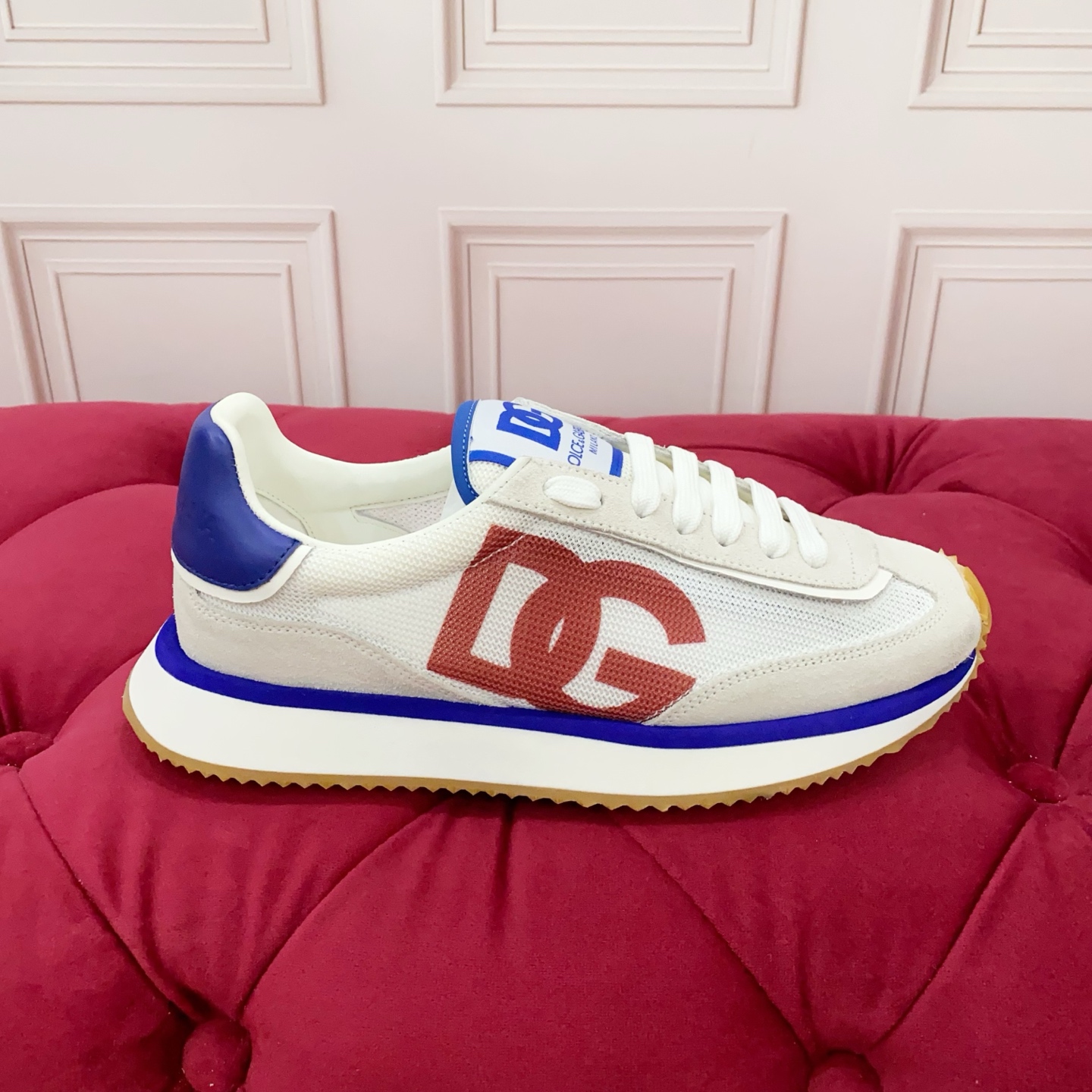 NO:443827,Men and women High-end version DOLCE & GABBANA 2025 new model After half a year of original debugging, slow work and meticulous work can create a very distinctive concave trademark. Three-dimensional craftsmanship embellishes beautiful and luxurious. Superbly used by many people. High-end imported cowhide + imported cowhide + imported mesh. Niuli perfectly interprets the latest inspiration for shoes. Classic and fashion are integrated into luxury and dreams, leading to fashion and high-end quality. Standard size: 35-46, casual shoes/sports shoes, Dolce & Gabbana, sneakers, cowhide19860909男女 高端版本 DOLCE & GABBANA 2025新款 历经半年的原版调试 慢工出细活才能做出很有特色的凹占商标 立体工艺点缀绝美奢华 精湛的做众多人至爱采用 高端进口牛皮+进口牛猄+进口网面 牛里 完美诠释鞋履最新灵感 经典与时尚融为一体奢华迷梦驾凌时尚高端品质 标准码数:35-46,休闲鞋/运动鞋,Dolce&Gabbana,sneakers,cowhide,Women's Shoes