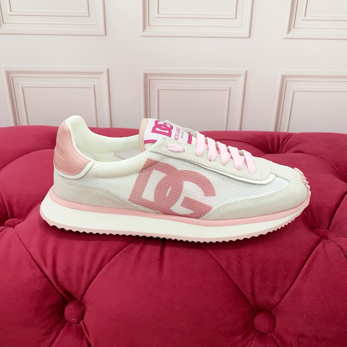 NO:443834,Women's high-end version DOLCE & GABBANA 2025 new model After half a year of original debugging, slow work and meticulous work can create a very distinctive trademark. Three-dimensional craftsmanship embellishes beautiful and luxurious. Superb use of many people. High-end imported cowhide + imported cowhide + imported mesh. Niuli perfectly interprets the latest inspiration for shoes. Classic and fashion are integrated into luxury and dreams, leading to fashion and high-end quality. Standard size: 35-41, casual shoes/sports shoes, Dolce & Gabbana, sneakers, cowhide19860909女 高端版本 DOLCE & GABBANA 2025新款 历经半年的原版调试 慢工出细活才能做出很有特色的凹占商标 立体工艺点缀绝美奢华 精湛的做众多人至爱采用 高端进口牛皮+进口牛猄+进口网面 牛里 完美诠释鞋履最新灵感 经典与时尚融为一体奢华迷梦驾凌时尚高端品质 标准码数:35-41,休闲鞋/运动鞋,Dolce&Gabbana,sneakers,cowhide,Women's Shoes