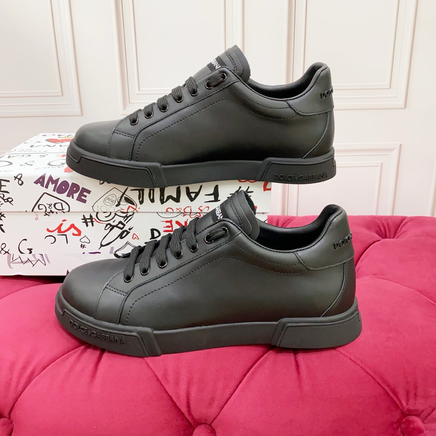 💰女280💰男230 高端版本 品牌大底DOLCE & GABBANA 2025新款 高端质量 独家精工定制上市 凸DG点缀绝美奢华闪耀 精湛的做工 众多人至爱采用高端进口牛皮 羊里 完美诠释鞋履最新灵感 经典与时尚融为一体奢华迷梦驾凌时尚高端品质 标准码数 35-45 标准码数