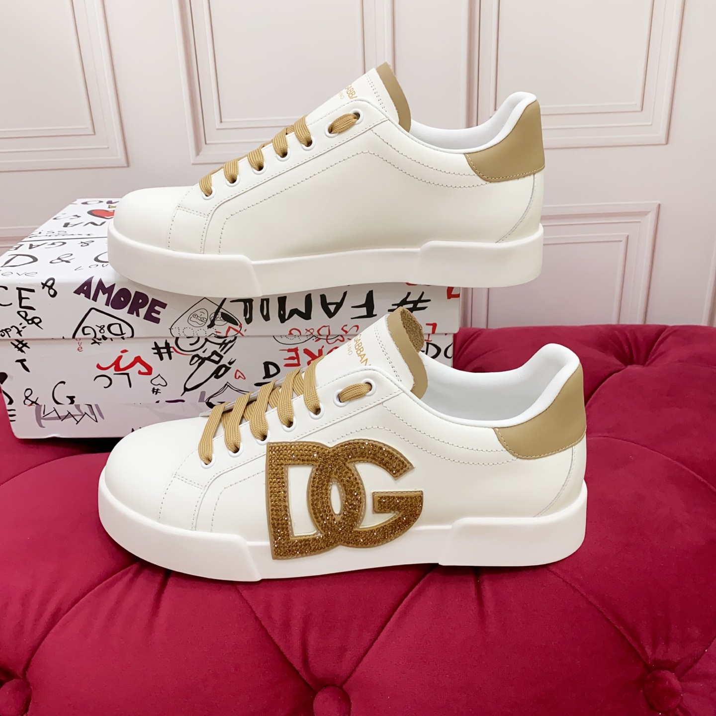 💰女310 💰男260 高端版本 品牌大底DOLCE & GABBANA 2025新款 高端质量 独家精工定制上市 凸DG点缀绝美奢华闪耀 精湛的做工 众多人至爱采用高端进口牛皮+进口钻 羊里 完美诠释鞋履最新灵感 经典与时尚融为一体奢华迷梦驾凌时尚高端品质 标准码数 35-45 标准码数