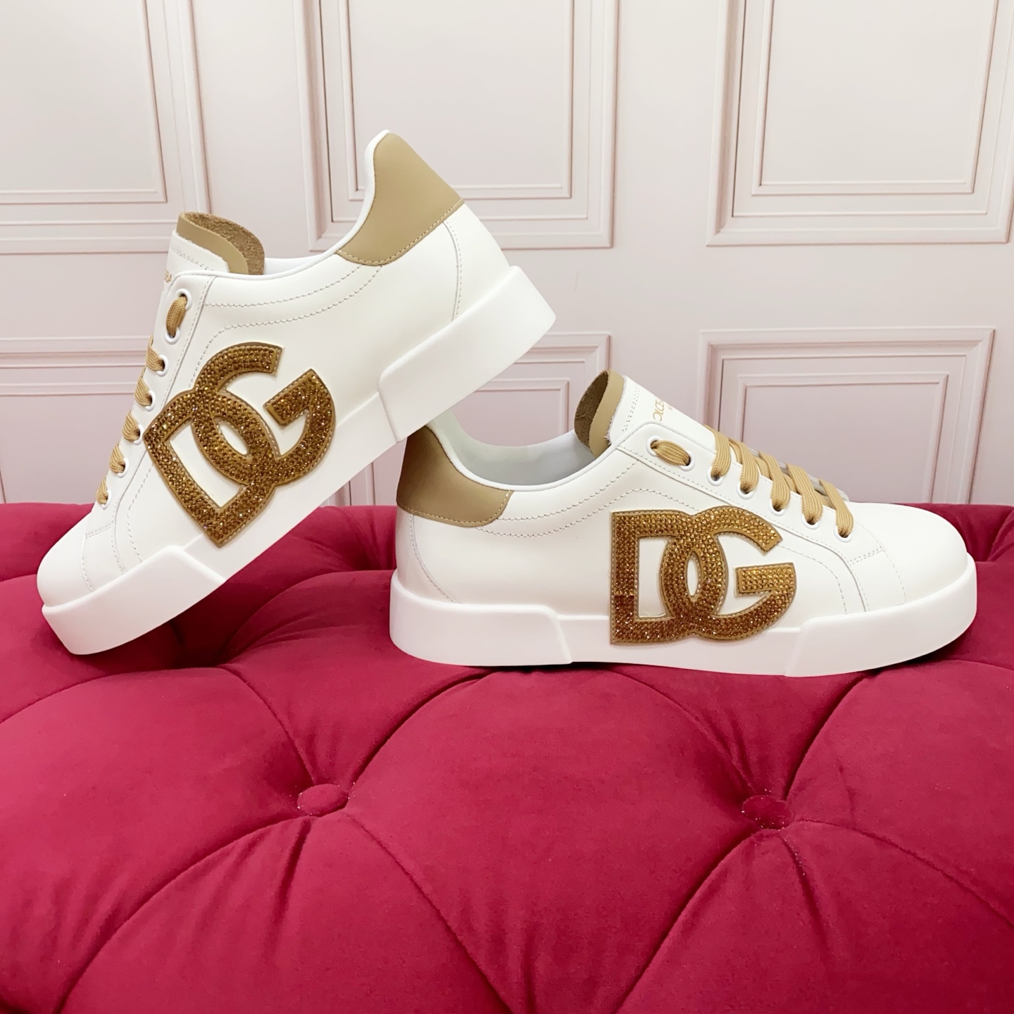 💰女310 💰男260 高端版本 品牌大底DOLCE & GABBANA 2025新款 高端质量 独家精工定制上市 凸DG点缀绝美奢华闪耀 精湛的做工 众多人至爱采用高端进口牛皮+进口钻 羊里 完美诠释鞋履最新灵感 经典与时尚融为一体奢华迷梦驾凌时尚高端品质 标准码数 35-45 标准码数