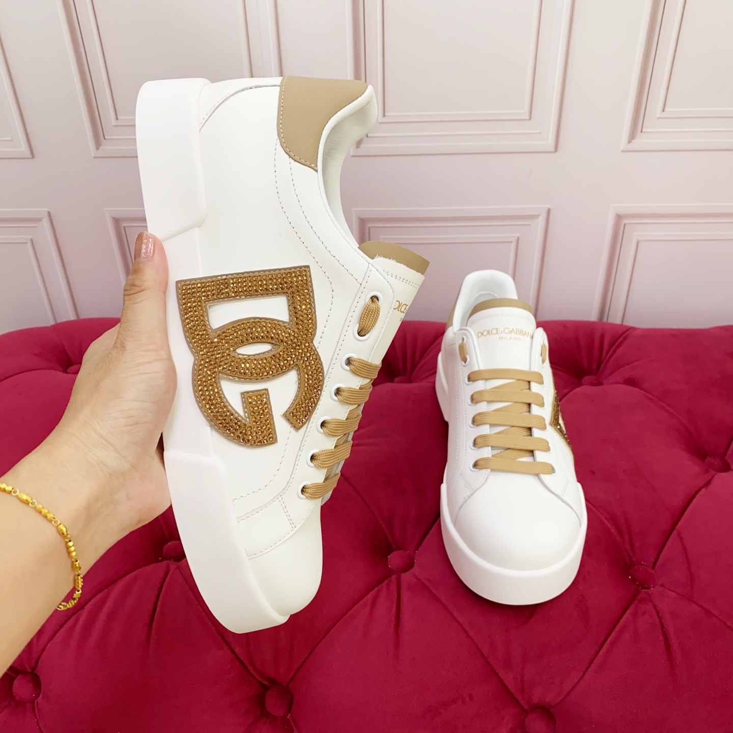 💰女310 💰男260 高端版本 品牌大底DOLCE & GABBANA 2025新款 高端质量 独家精工定制上市 凸DG点缀绝美奢华闪耀 精湛的做工 众多人至爱采用高端进口牛皮+进口钻 羊里 完美诠释鞋履最新灵感 经典与时尚融为一体奢华迷梦驾凌时尚高端品质 标准码数 35-45 标准码数