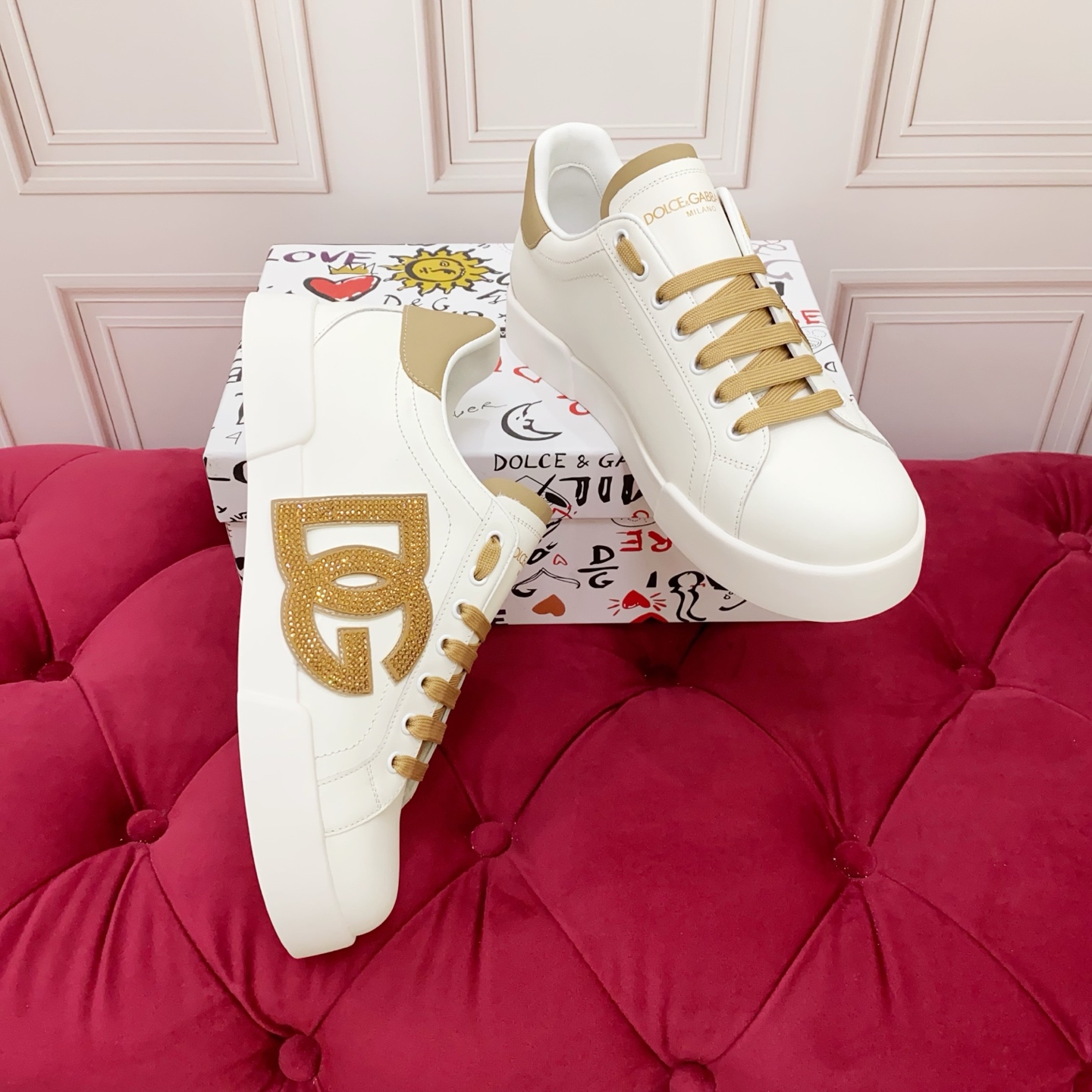 💰女310 💰男260 高端版本 品牌大底DOLCE & GABBANA 2025新款 高端质量 独家精工定制上市 凸DG点缀绝美奢华闪耀 精湛的做工 众多人至爱采用高端进口牛皮+进口钻 羊里 完美诠释鞋履最新灵感 经典与时尚融为一体奢华迷梦驾凌时尚高端品质 标准码数 35-45 标准码数