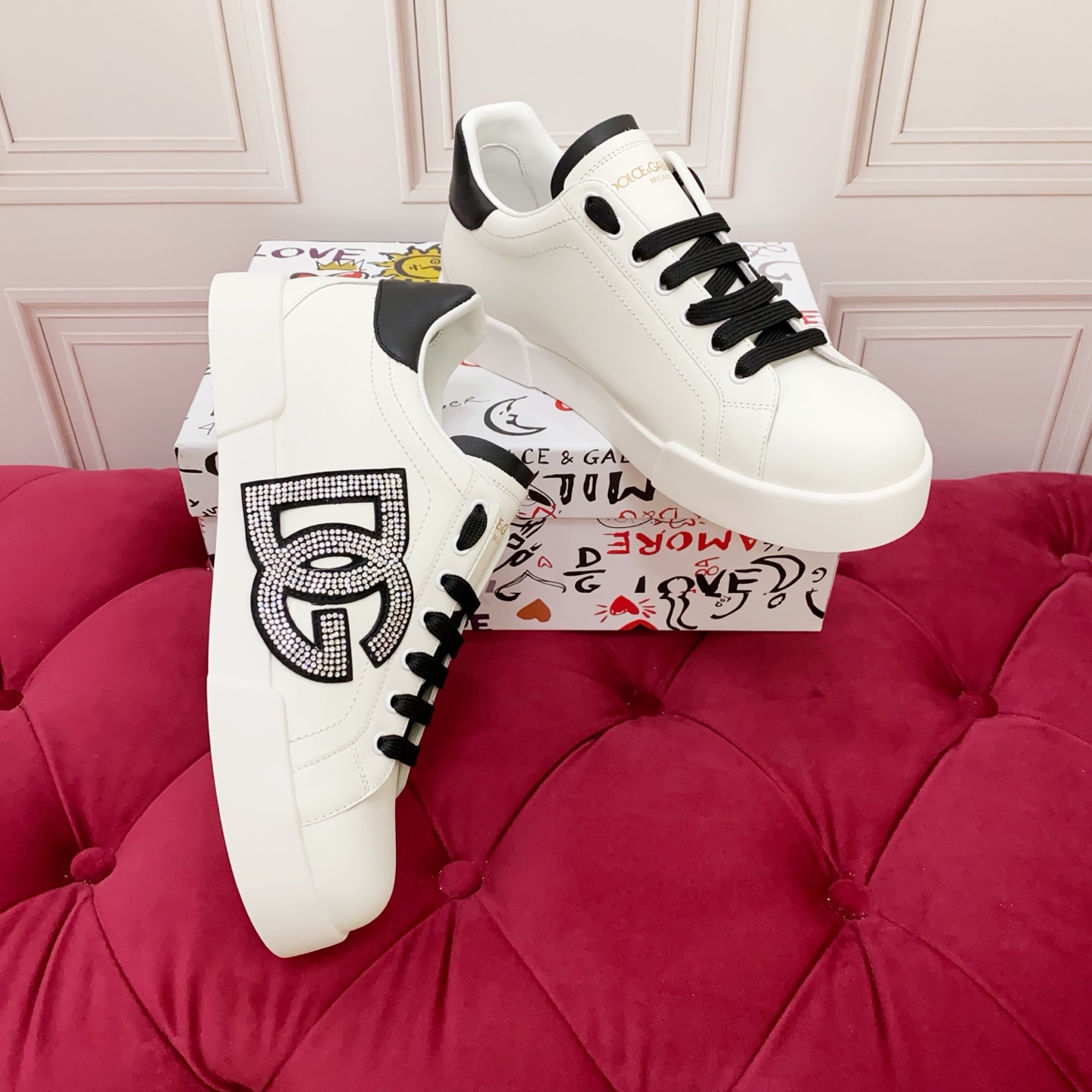 💰女310 💰男260 高端版本 品牌大底DOLCE & GABBANA 2025新款 高端质量 独家精工定制上市 凸DG点缀绝美奢华闪耀 精湛的做工 众多人至爱采用高端进口牛皮+进口钻 羊里 完美诠释鞋履最新灵感 经典与时尚融为一体奢华迷梦驾凌时尚高端品质 标准码数 35-45 标准码数
