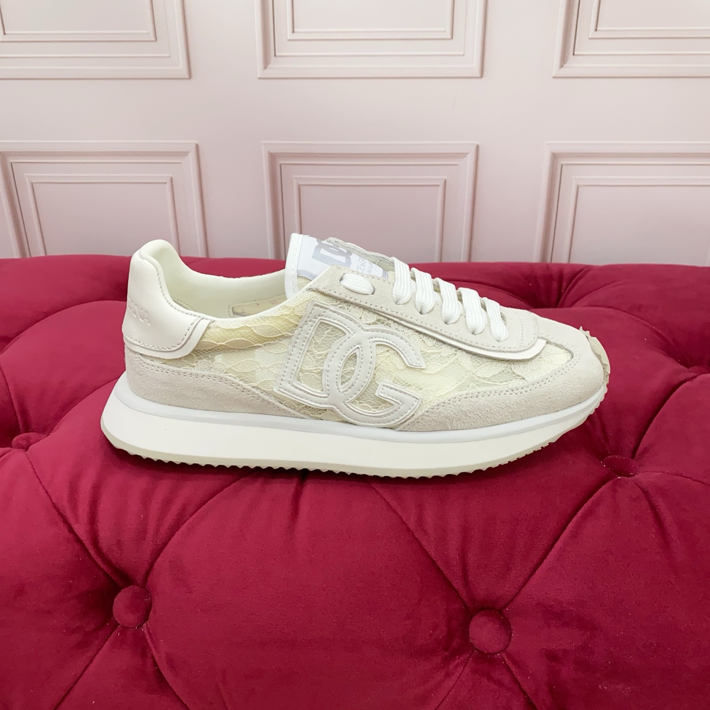 NO:462553,Men and women High-end version DOLCE & GABBANA 2025 new model After half a year of original debugging, slow work and meticulous work can create a very distinctive concave trademark. Three-dimensional craftsmanship embellishes beautiful luxury. Superbly used by many people. High-end imported cowhide + imported cowhide + imported lace. Niuli perfectly interprets the latest inspiration for shoes. Classic and fashion are integrated into luxury and dreams, leading to fashion and high-end quality. Standard size: 35-46, casual shoes/sports shoes, Dolce & Gabbana, sneakers, cowhide19860909男女 高端版本 DOLCE & GABBANA 2025新款 历经半年的原版调试 慢工出细活才能做出很有特色的凹占商标 立体工艺点缀绝美奢华 精湛的做众多人至爱采用 高端进口牛皮+进口牛猄+进口蕾丝 牛里 完美诠释鞋履最新灵感 经典与时尚融为一体奢华迷梦驾凌时尚高端品质 标准码数:35-46,休闲鞋/运动鞋,Dolce&Gabbana,sneakers,cowhide,Women's Shoes