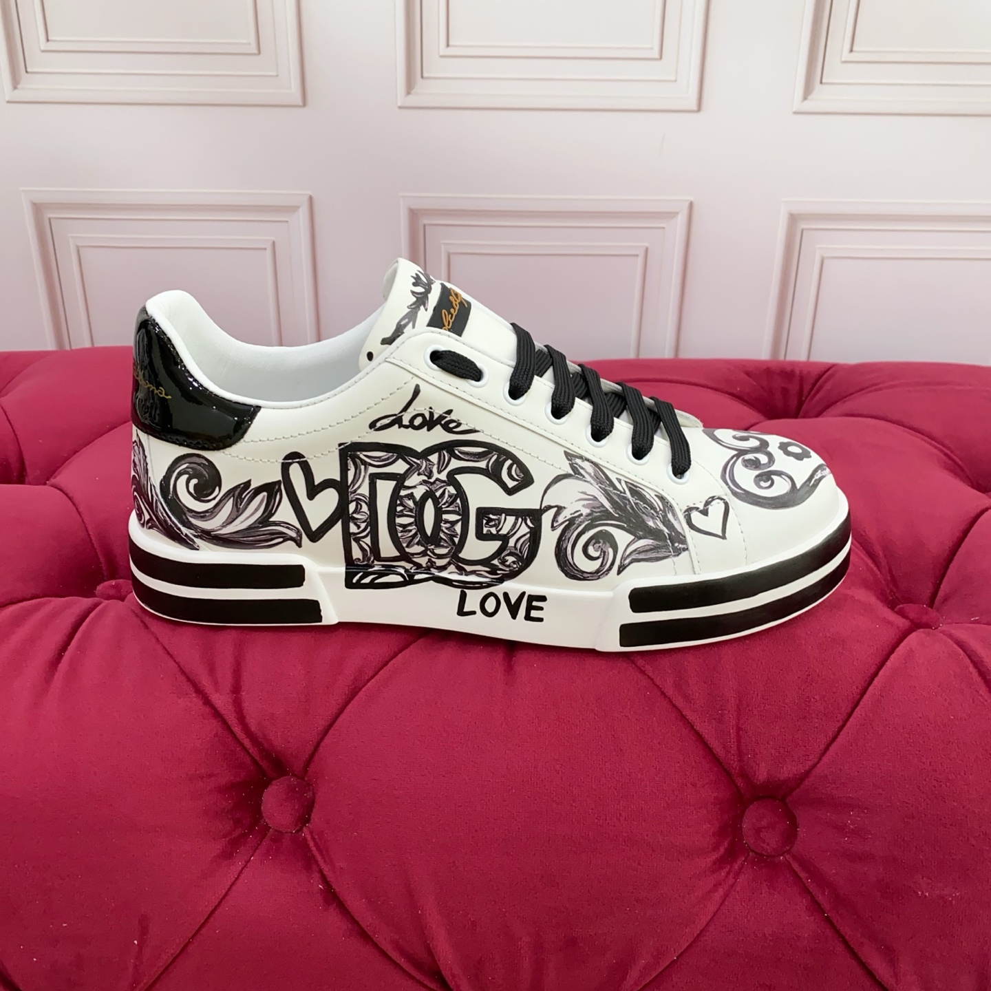 NO:348890,Real-price brand outsole DOLCE & GABBANA 2025 new model High-end quality Exclusive seductive custom-made on the market The brand letter craftsmanship is beautiful and luxurious and shining. The exquisite thing is to make many people love it using high-end imported silk cowhide + hand-painted craftsmanship. White silk sheep perfectly interprets the latest inspiration for shoes. Classic and fashion are integrated into luxury and dreams, leading to fashion high-end quality. Size number, women 35-45 Standard Size number,,Dolce & Gabbana,cowhide19860909实价品牌大底DOLCE & GABBANA 2025新款 高端质量 独家精工定制上市 品牌字母工艺点缀绝美奢华闪耀 精湛的做众多人至爱采用高端进口丝绸牛皮+手绘工艺 白丝绸羊里 完美诠释鞋履最新灵感 经典与时尚融为一体奢华迷梦驾凌时尚高端品质 码数 女35-45 标准码数,,Dolce&Gabbana,cowhide,Men's shoes