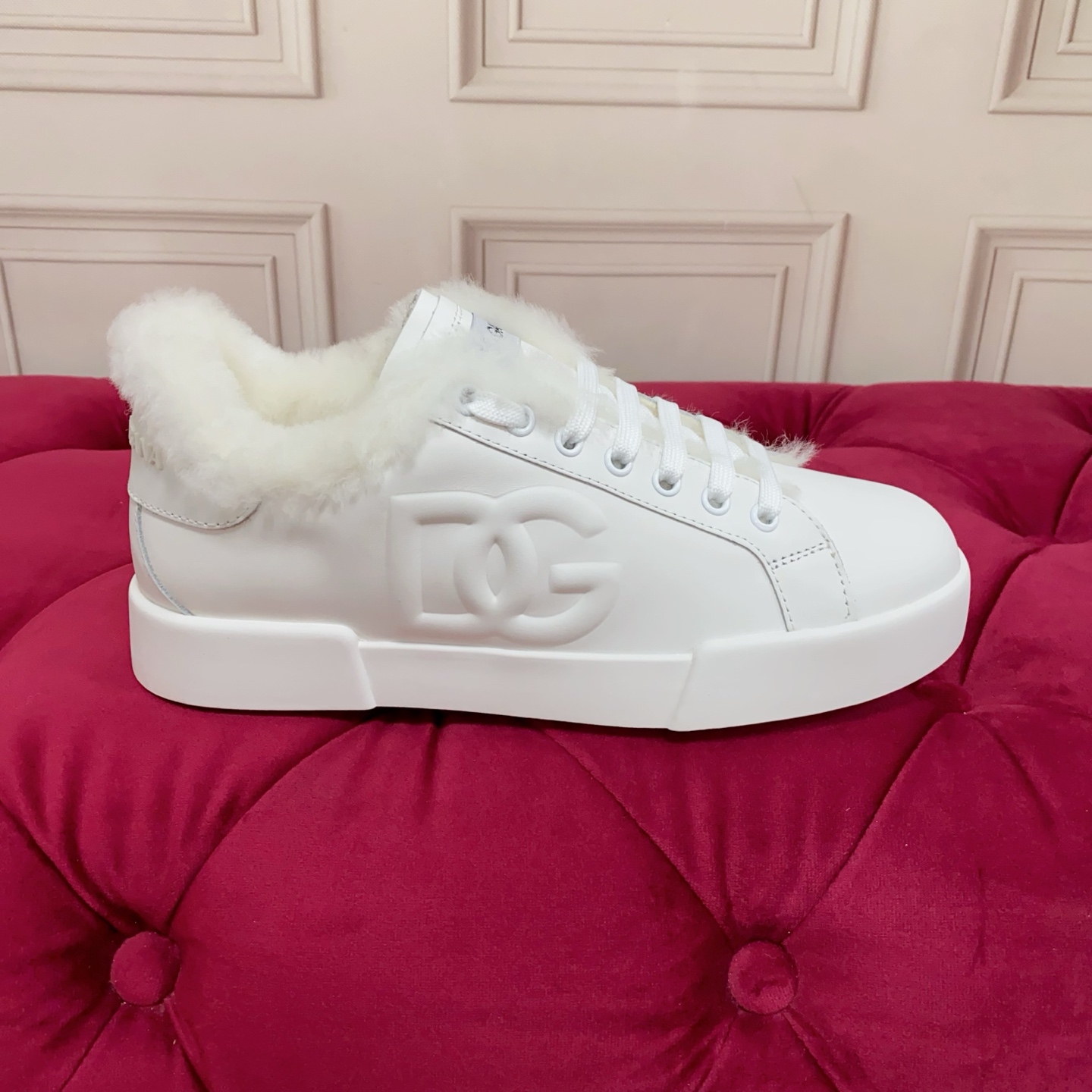 NO:613769,Maoli is a custom-made model. Women's model, men's model, high-end version, brand outsole DOLCE & GABBANA, high-end quality, brand outsole, exclusive precision customization, exquisite craftsmanship, exquisite luxury and sparkle, exquisite workmanship, loved by many people, using high-end imported silk cowhide, white wool lining, perfect interpretation of the latest inspiration for shoes, classic and fashion integrated, luxurious dream overriding fashion, high-end quality, code number 35-45  Standard sizes, casual shoes/sports shoes, furry shoes, Dolce&Gabbana, sneakers, cowhide19860909毛里为订做款. 女款 男款 高端版本 品牌大底DOLCE & GABBANA 高端质量 品牌大底 独家精工定制上市 工艺点缀绝美奢华闪耀 精湛的做众多人至爱采用高端进口丝绸牛皮 白色羊毛里 完美诠释鞋履最新灵感 经典与时尚融为一体奢华迷梦驾凌时尚高端品质 码数 35-45 标准码数,休闲鞋/运动鞋毛毛鞋,Dolce&Gabbana,sneakers,cowhide,Women's Shoes