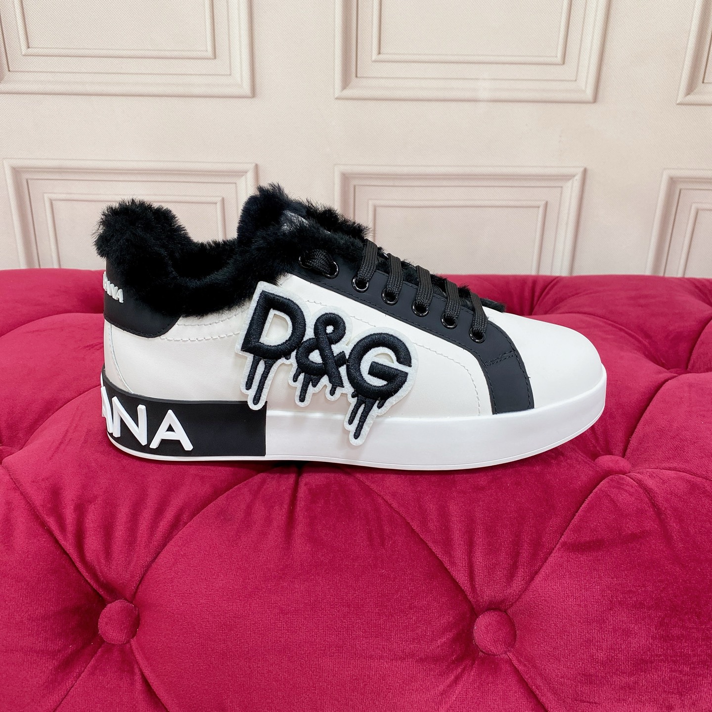 NO:613790,Maoli is a custom-made model. Women's model, men's model, high-end version, brand outsole DOLCE & GABBANA, high-end quality, brand outsole, exclusive precision customization, craft embellishment, exquisite luxury and sparkle, exquisite workmanship, loved by many people, using high-end imported silk cowhide, black wool lining, perfect interpretation of the latest inspiration for shoes, classic and fashion are integrated, luxury dream overrides fashionable high-end quality code number  35-45 standard size, casual shoes/sports shoes, Dolce&Gabbana, sneakers, cowhide19860909毛里为订做款. 女款 男款 高端版本 品牌大底DOLCE & GABBANA 高端质量 品牌大底 独家精工定制上市 工艺点缀绝美奢华闪耀 精湛的做众多人至爱采用高端进口丝绸牛皮 黑色羊毛里 完美诠释鞋履最新灵感 经典与时尚融为一体奢华迷梦驾凌时尚高端品质 码数 35-45标准码数,休闲鞋/运动鞋毛毛鞋,Dolce&Gabbana,sneakers,cowhide,Women's Shoes