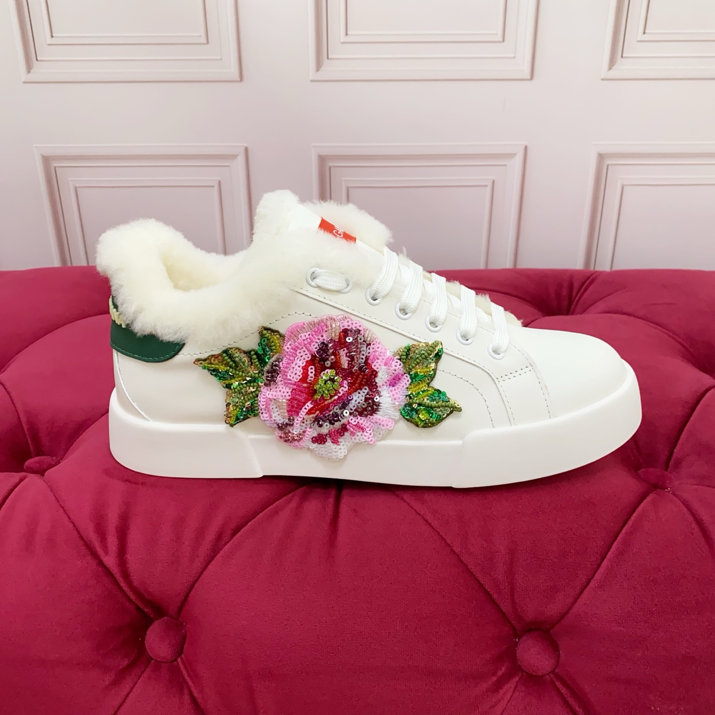 NO:613794,The fur lining is a custom-made model. Women's version. High-end version. Brand outsole DOLCE & GABBANA. High-end quality. Brand outsole. Exclusive and customized. The craftsmanship is exquisite and luxurious. It is exquisitely made and loved by many people. It uses high-end imported silk cowhide and white wool lining to perfectly interpret the latest inspiration of shoes. Classic and fashion are integrated. Luxurious dreams surpass fashionable high-end quality.  Women's 35-41 accurate size, casual shoes/sports shoes, fur shoes, Dolce&Gabbana, sneakers, cowhide19860909毛里为订做款. 女款 高端版本 品牌大底DOLCE & GABBANA 高端质量 品牌大底 独家精工定制上市 工艺点缀绝美奢华闪耀 精湛的做众多人至爱采用高端进口丝绸牛皮 白色羊毛里 完美诠释鞋履最新灵感 经典与时尚融为一体奢华迷梦驾凌时尚高端品质 码数 女35-41准码数,休闲鞋/运动鞋毛毛鞋,Dolce&Gabbana,sneakers,cowhide,Women's Shoes