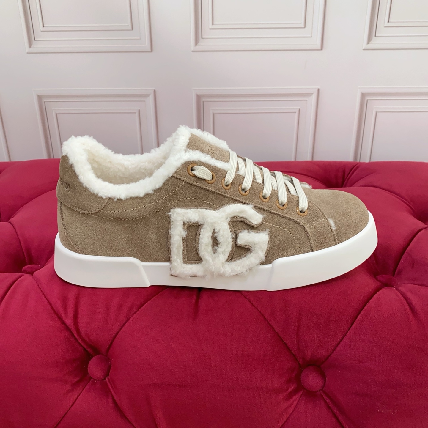 NO:510995,Mauri is a custom-made model. High-end version Brand outsole DOLCE & GABBANA High-end quality Brand outsole Exclusive seiko custom-made on the market The craftsmanship is beautiful and luxurious shining. The exquisite thing is to make many people love using high-end imported beef zither White Maori perfectly interprets the latest inspiration for shoes. Classic and fashion are integrated into luxury and dreams, leading to fashion high-end quality. Number of sizes 35-45 standard sizes, Dolce & Gabbana19860909实价毛里为订做款. 高端版本 品牌大底DOLCE & GABBANA 高端质量 品牌大底 独家精工定制上市 工艺点缀绝美奢华闪耀 精湛的做众多人至爱采用高端进口牛猄 白色毛里 完美诠释鞋履最新灵感 经典与时尚融为一体奢华迷梦驾凌时尚高端品质 码数 35-45标准码数,,Dolce&Gabbana,Men's shoes