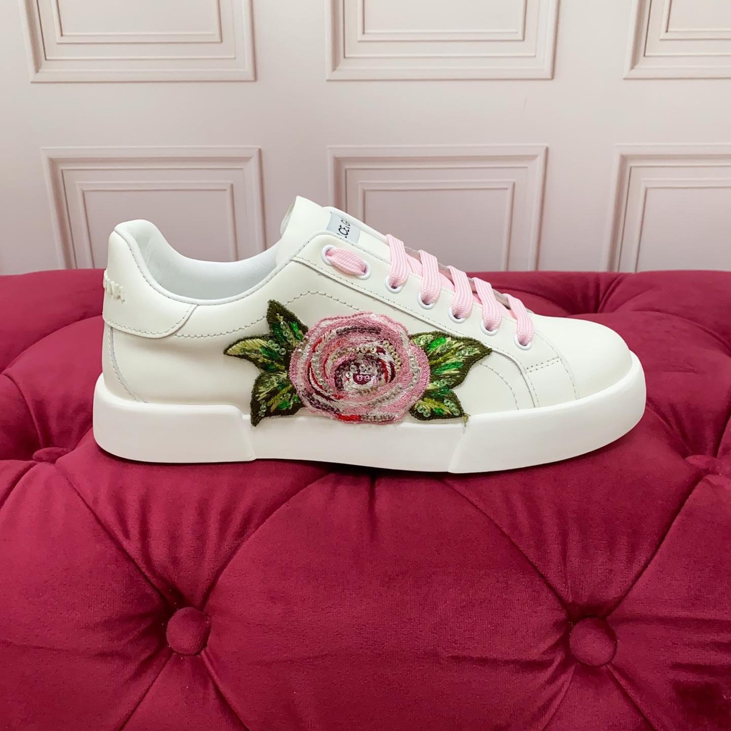 NO:511018,High-quality, brand outsole DOLCE & GABBANA 2025 new model, high-end quality, exclusive seiko customization and launch, brand letter craftsmanship embellishes beautiful and luxurious shining, exquisitely made by many people, using high-end imported cowhide + heavy-industrial flowers, silk sheep, perfectly interprets the latest inspiration for shoes, classic and fashion, luxury dreams and dreams lead to fashion high-end quality, code number 35-41 standard code number,, Dolce & Gabbana, cowhide19860909实价女款高质量 品牌大底DOLCE & GABBANA 2025新款 高端质量 独家精工定制上市 品牌字母工艺点缀绝美奢华闪耀 精湛的做众多人至爱采用高端进口牛皮+重工花朵 丝绸羊里 完美诠释鞋履最新灵感 经典与时尚融为一体奢华迷梦驾凌时尚高端品质 码数 35-41标准码数,,Dolce&Gabbana,cowhide,Men's shoes