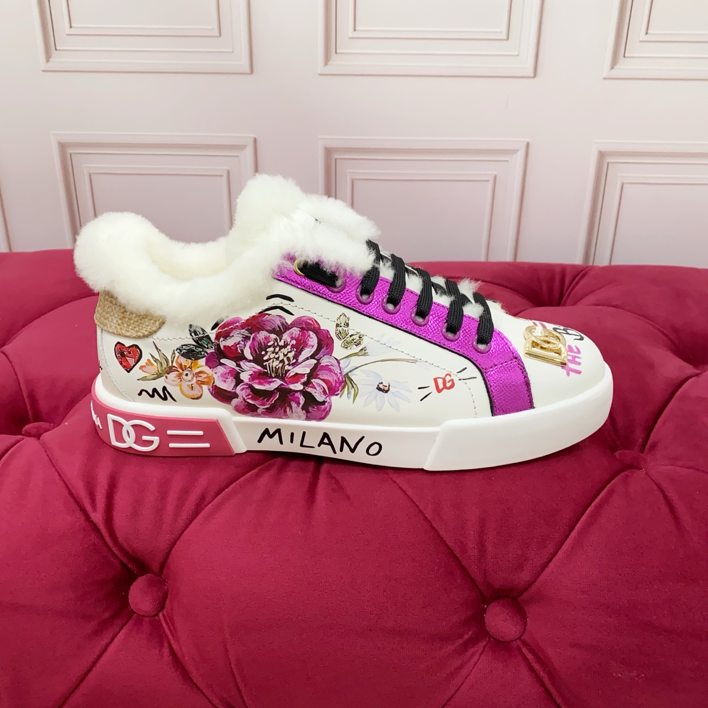 NO:511004,Mauri is a custom-made model for real price. Women's high-end version Brand outsole DOLCE & GABBANA High-end quality Brand outsole Exclusive seiko custom-made on the market The craftsmanship is beautiful and luxurious shining. The exquisite workmanship is loved by many people using high-end imported silk cowhide. White woolli perfectly interprets the latest inspiration for shoes. Classic and fashion are integrated into luxury and dreams, leading to fashion high-end quality. Size number for women 35-41. Standard size, Dolce & Gabbana, cowhide19860909实价毛里为订做款. 女款高端版本 品牌大底DOLCE & GABBANA 高端质量 品牌大底 独家精工定制上市 工艺点缀绝美奢华闪耀 精湛的做众多人至爱采用高端进口丝绸牛皮 白色羊毛里 完美诠释鞋履最新灵感 经典与时尚融为一体奢华迷梦驾凌时尚高端品质 码数 女35-41 标准码数,,Dolce&Gabbana,cowhide,Men's shoes