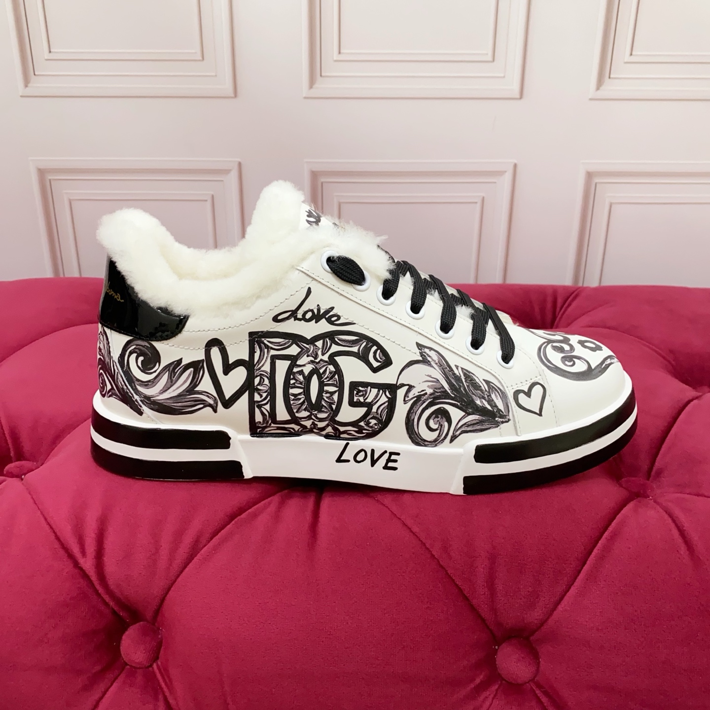 NO:355172,Maoli is customized. High-end version Brand outsole DOLCE & GABBANA High-end quality Brand outsole Exclusive seiko custom-made on the market The craftsmanship is beautiful and luxurious shining. The exquisite workmanship is loved by many people using high-end imported silk cowhide. White woolli perfectly interprets the latest inspiration for shoes. Classic and fashion are integrated into luxury and dreams, leading to fashion high-end quality. Sizes: Women 35-41 Men's style 38-45 Standard size, Dolce & Gabbana, cowhide19860909毛里为订做款.高端版本 品牌大底DOLCE & GABBANA 高端质量 品牌大底 独家精工定制上市 工艺点缀绝美奢华闪耀 精湛的做众多人至爱采用高端进口丝绸牛皮 白色羊毛里 完美诠释鞋履最新灵感 经典与时尚融为一体奢华迷梦驾凌时尚高端品质 码数 女35-41 男款38-45 标准码数,,Dolce&Gabbana,cowhide,Men's shoes