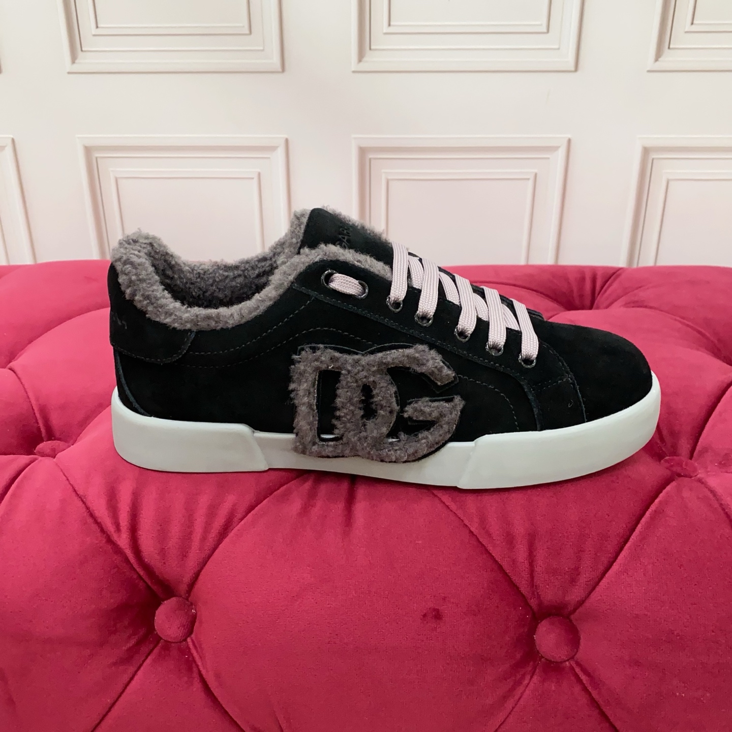 NO:574923,The actual price is made-to-order. High-end version. Brand outsole DOLCE & GABBANA. High-end quality. Brand outsole. Exclusive and customized. The craftsmanship is exquisite and luxurious. It is exquisitely made and loved by many people. It adopts high-end imported beef and white fur. It perfectly interprets the latest inspiration of shoes. Classic and fashion are integrated. Luxurious dreams dominate fashion and high-end quality. Size: 35-45 standard size, Dolce&Gabbana19860909实价毛里为订做款. 高端版本 品牌大底DOLCE & GABBANA 高端质量 品牌大底 独家精工定制上市 工艺点缀绝美奢华闪耀 精湛的做众多人至爱采用高端进口牛猄 白色毛里 完美诠释鞋履最新灵感 经典与时尚融为一体奢华迷梦驾凌时尚高端品质 码数 35-45标准码数,,Dolce&Gabbana,Men's shoes