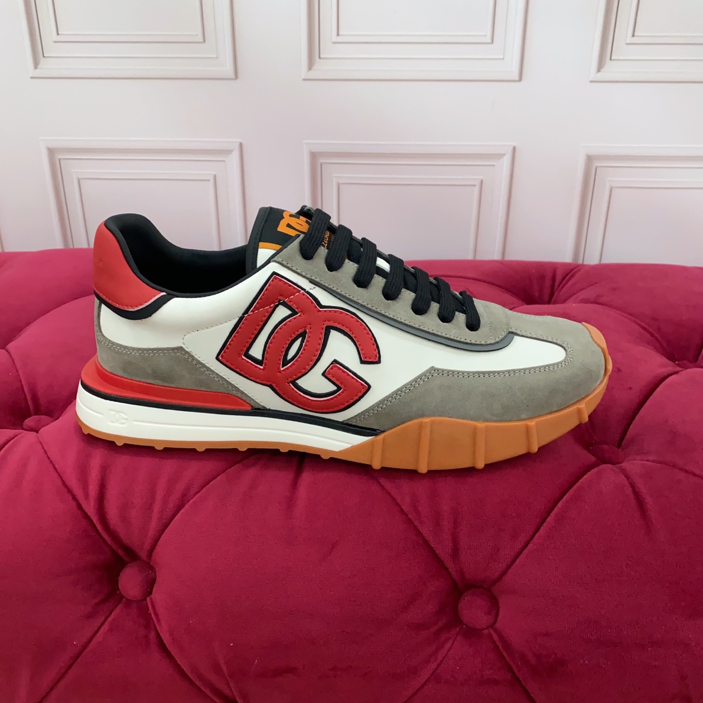 NO:604883,Affordable men's model, high quality, brand outsole, 2025 new style, off-white box packaging, brand outsole, exclusive and custom-made, brand letter craft embellishment, exquisite luxury and sparkle, exquisitely made, loved by many people, using high-end imported silk cowhide + imported cowhide, perfect interpretation of shoe classics and fashion, luxury dream overcoming fashionable high-end quality, standard size 38-45,,cowhide19860909实价男款 高质量 品牌大底 2025新款 米白盒包装 品牌大底 独家精工定制上市 品牌字母工艺点缀绝美奢华闪耀 精湛的做众多人至爱采用高端进口丝绸牛皮+进口牛猄 牛里 完美诠释鞋履经典与时尚融为一体奢华迷梦驾凌时尚高端品质 标准码数 38-45,,cowhide,Men's shoes