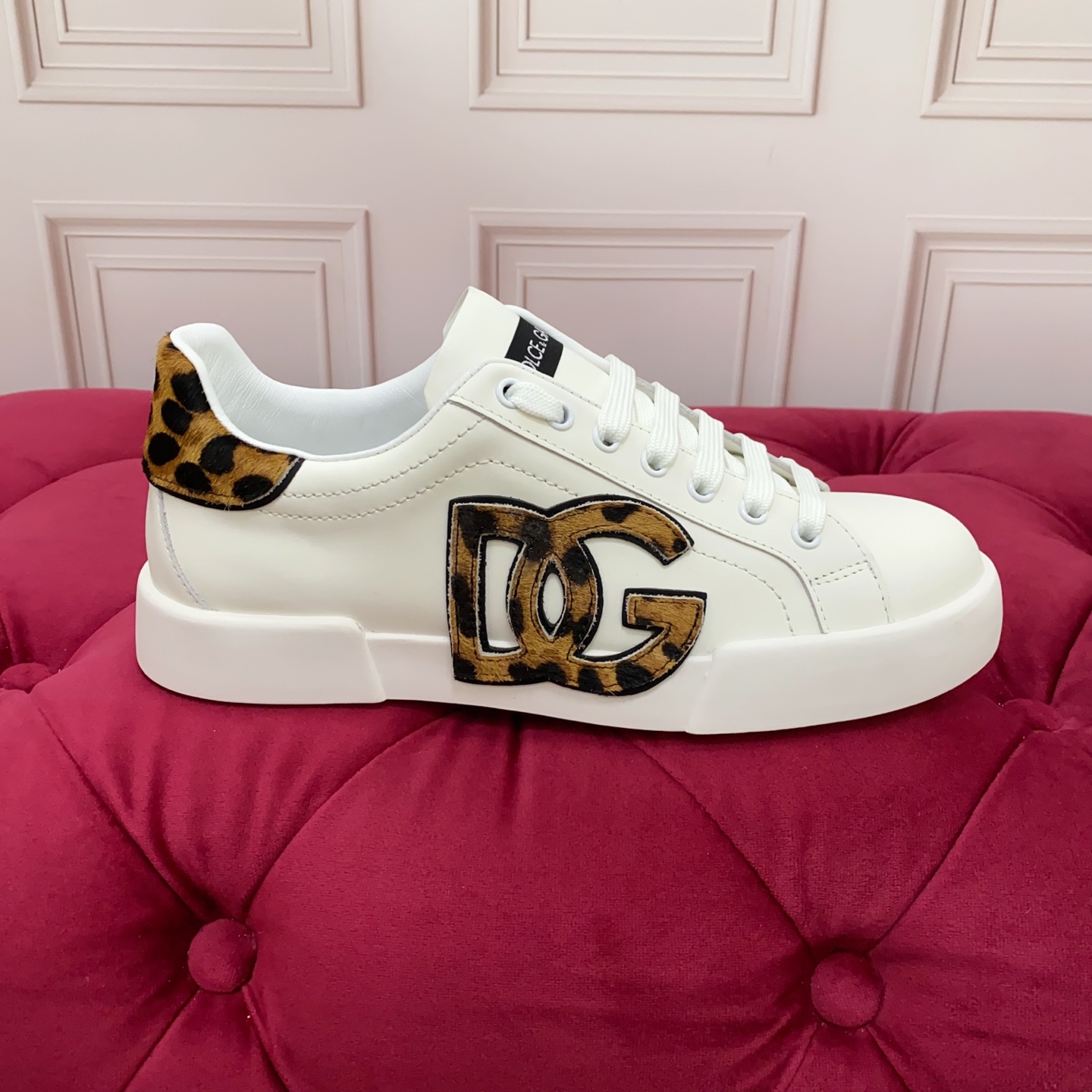 NO:604889,Affordable couple model, high-end version, brand outsole 2025 new model, high-end quality, exclusive precision customization, very distinctive craftsmanship, exquisite luxury and sparkle, exquisite and loved by many people, using high-end imported silk cowhide + imported horse hair, silk sheep lining, perfect interpretation of the latest inspiration for shoes, classic and fashion are integrated, luxury dream overrides fashionable high-end quality, 35-45 standard code number,,cowhide19860909实价情侣款 高端版本 品牌大底2025新款 高端质量 独家精工定制上市 很有特色工艺点缀绝美奢华闪耀 精湛的做众多人至爱采用高端进口丝绸牛皮+进口马毛 丝绸羊里 完美诠释鞋履最新灵感 经典与时尚融为一体奢华迷梦驾凌时尚高端品质 35-45标准码数,,cowhide,Men's shoes