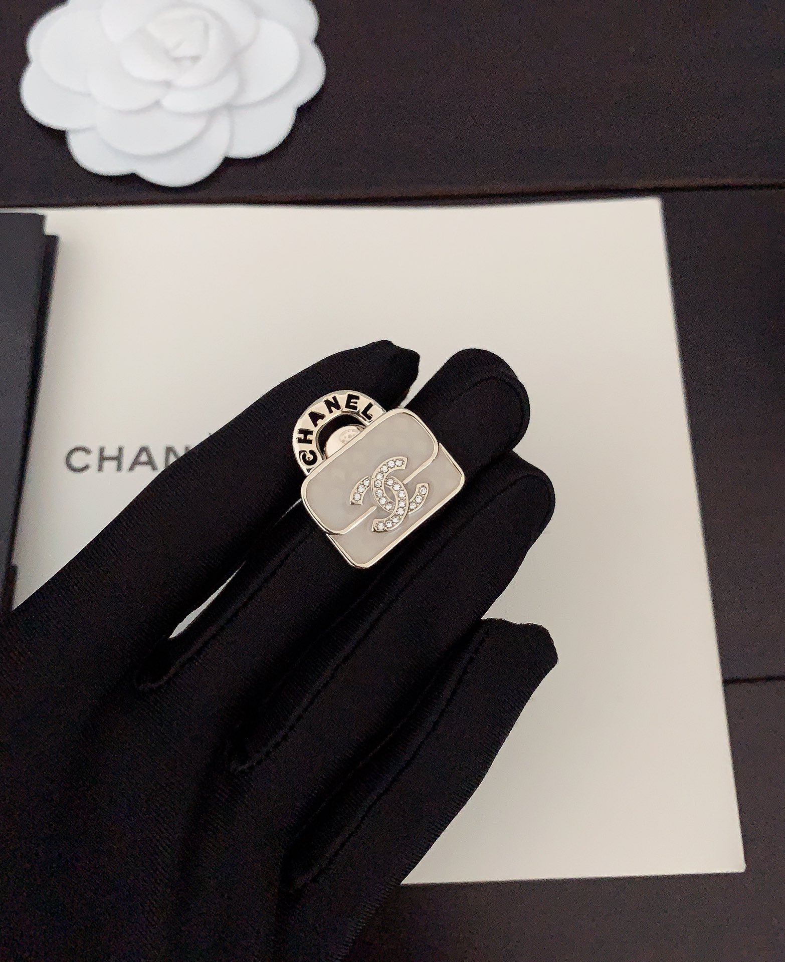 【ch*nel  最新款060070🆕🆕白色包包胸针】一致专柜🆕黄铜材质  