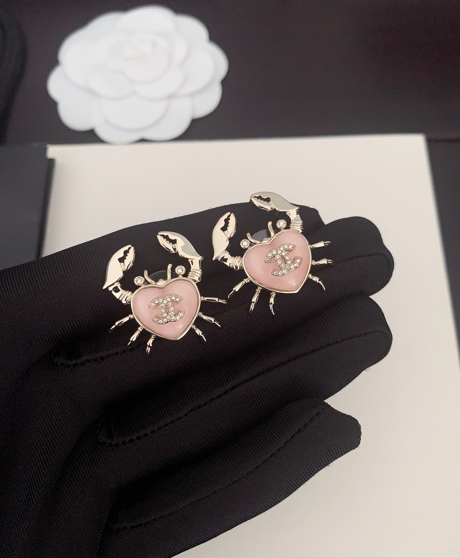 【ch*nel 最新款🆕🆕粉爱心螃蟹🦀耳钉】一致专柜🆕黄铜材质  065090