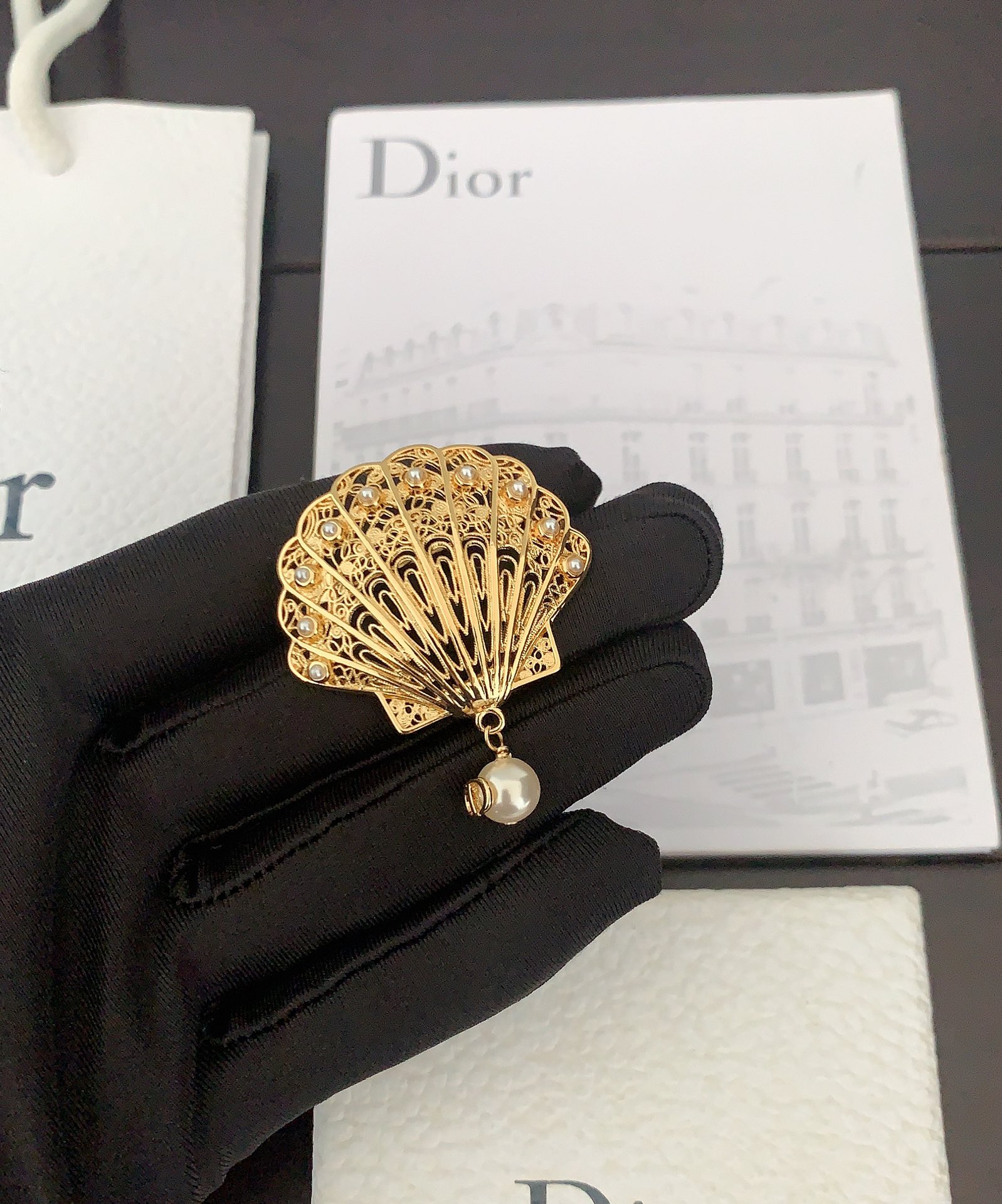 Dior Брошь латунь жемчуг