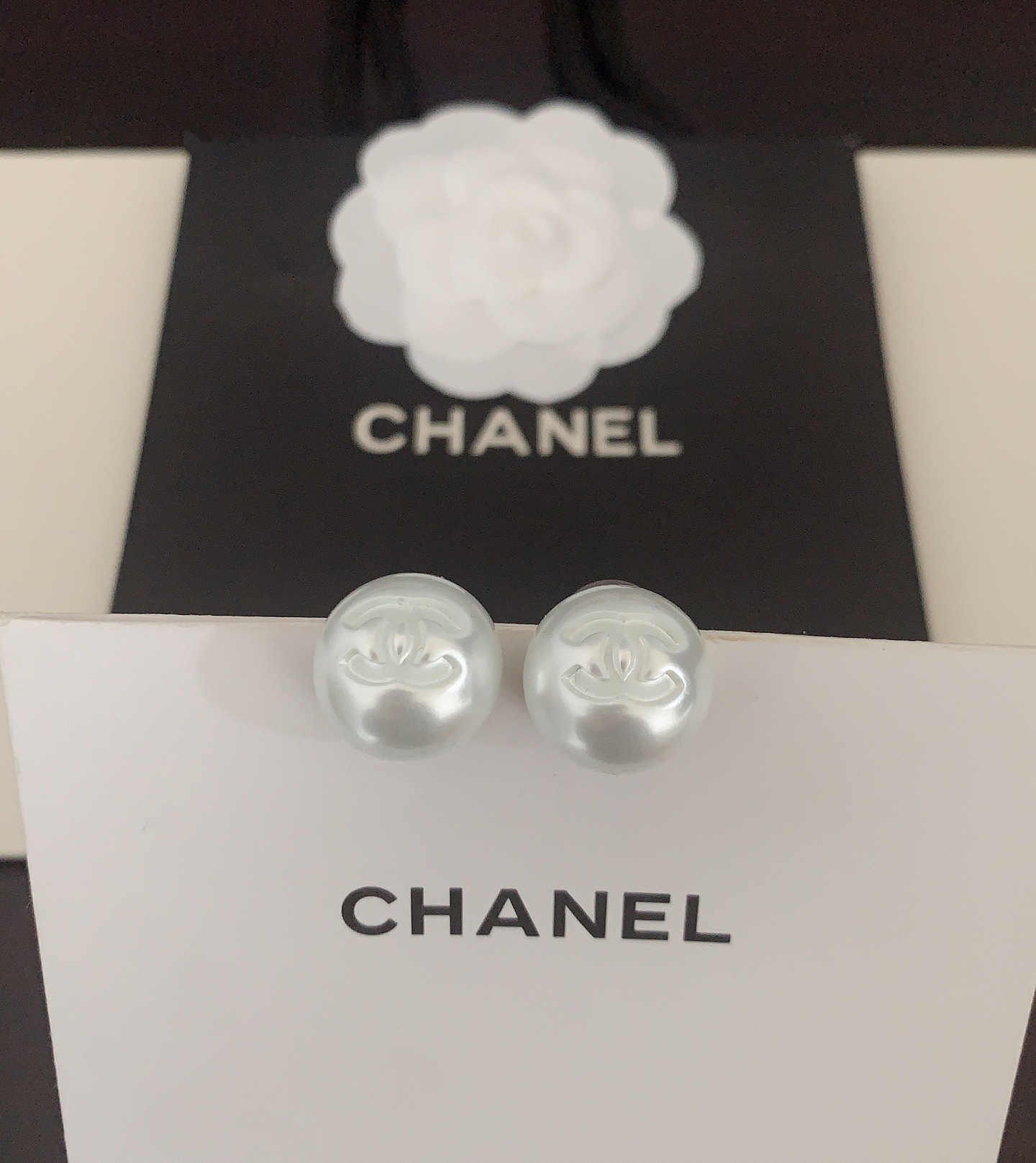  ch*nel 新款🆕白树脂圆球耳钉 一致专柜🆕黄铜材质   055070