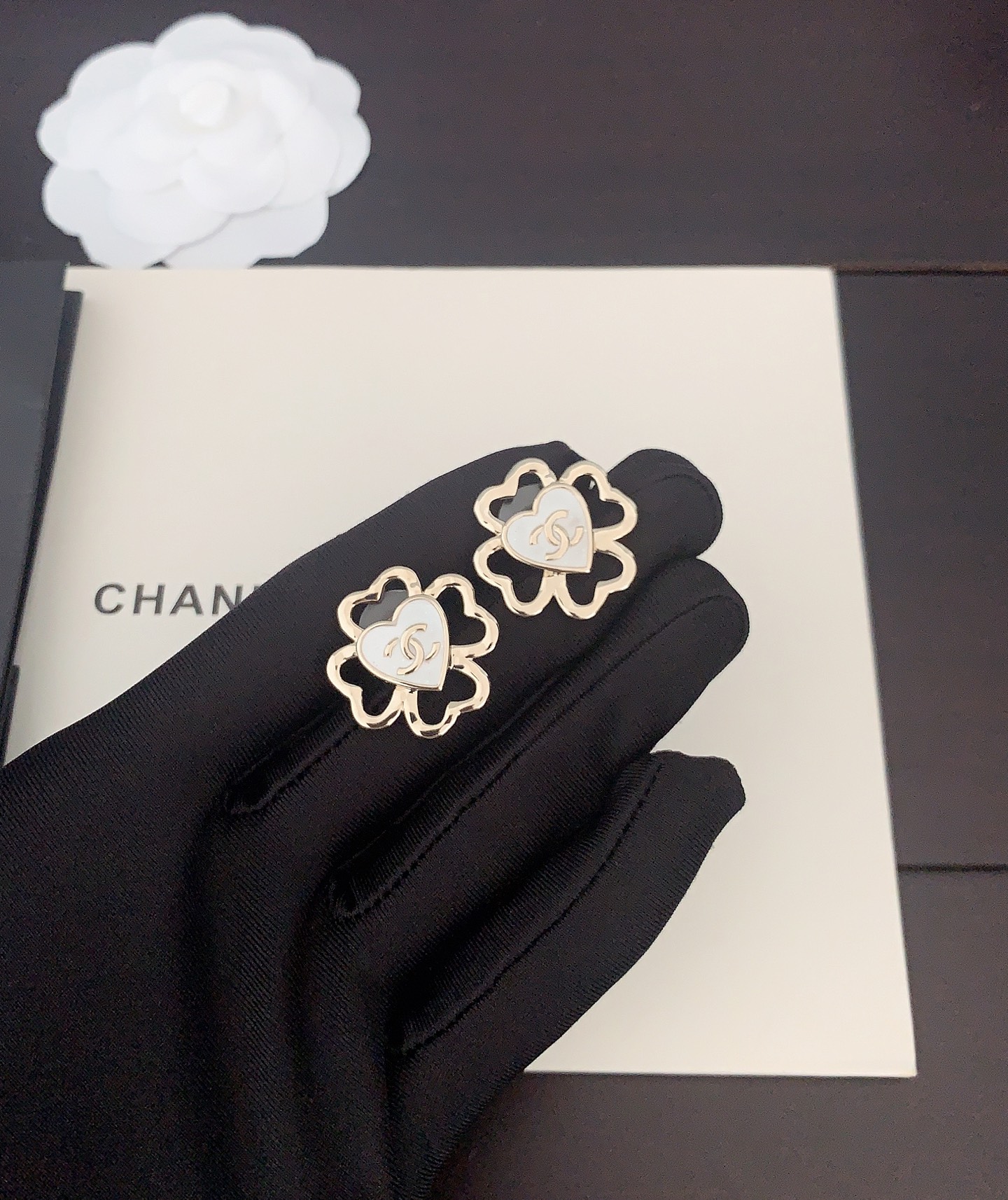 NO:107393,ch*nel latest hollow white love earrings] consistent ZP brass material, jewelry quality19860909ch*nel 最新款镂空白爱心耳钉】一致ZP黄铜材质,饰品精品,Jewelry