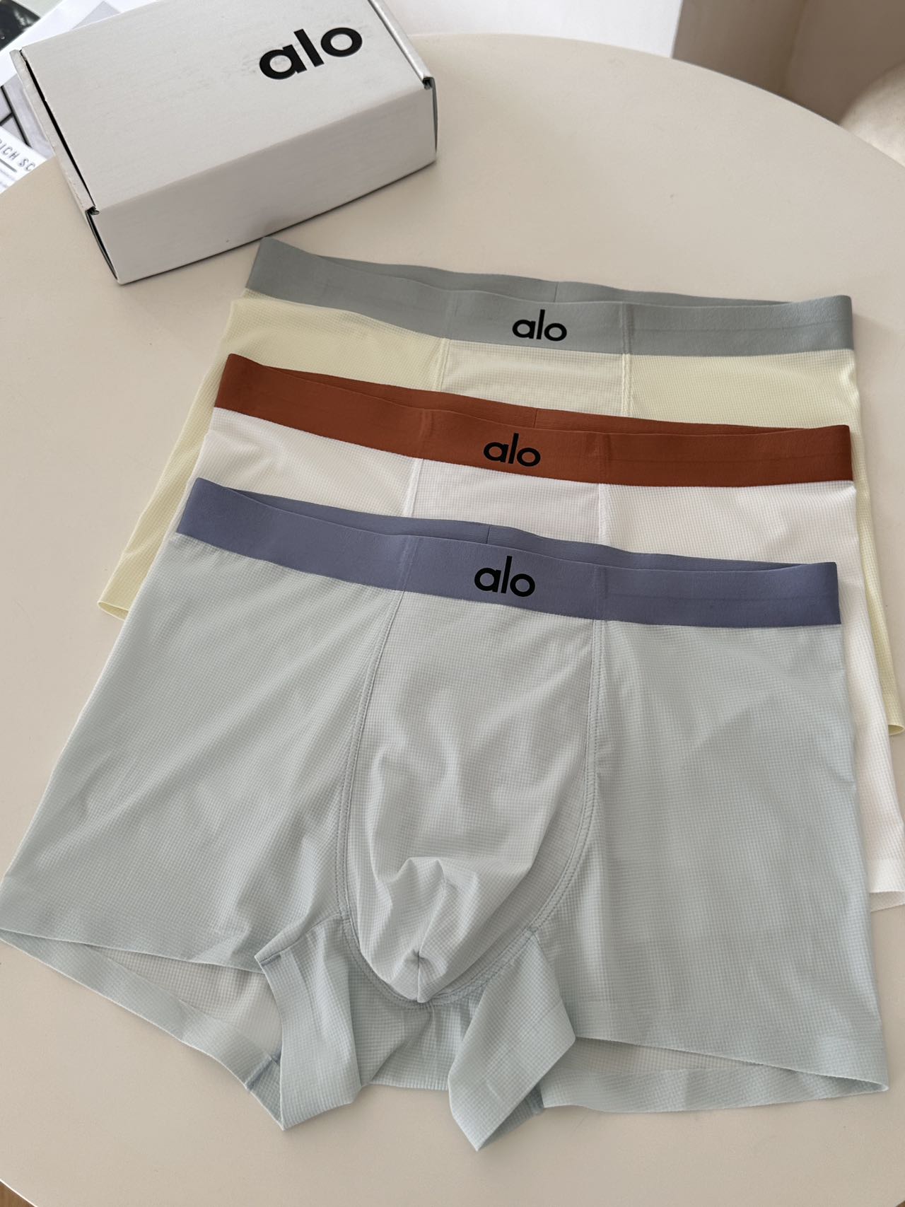 品名：ALO华夫格冰丝内裤颜色：白色 天然 果绿一盒3条装参考体重：L :体重90一105斤XL: 体重
