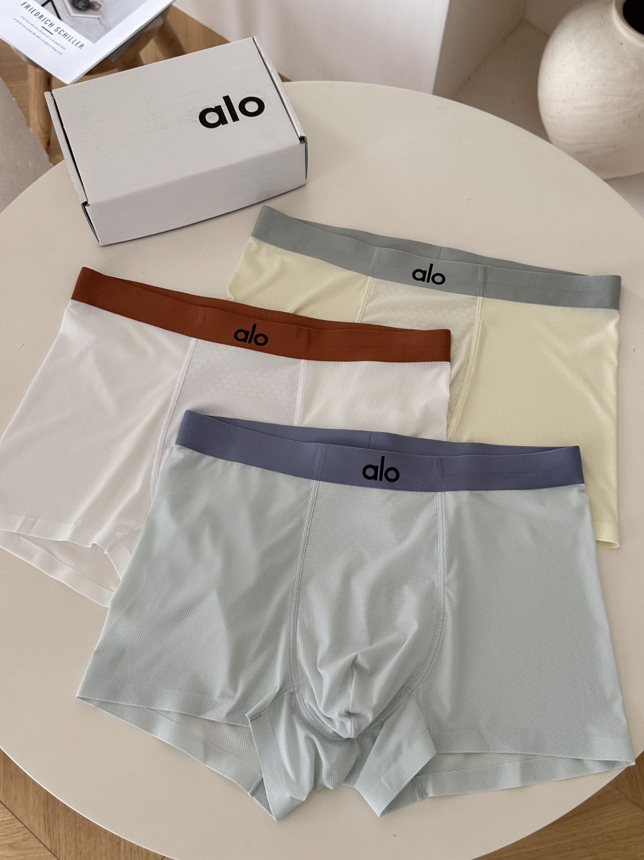 品名：ALO华夫格冰丝内裤颜色：白色 天然 果绿一盒3条装参考体重：L :体重90一105斤XL: 体重