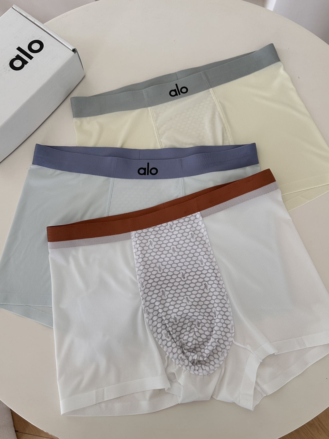 品名：ALO华夫格冰丝内裤颜色：白色 天然 果绿一盒3条装参考体重：L :体重90一105斤XL: 体重