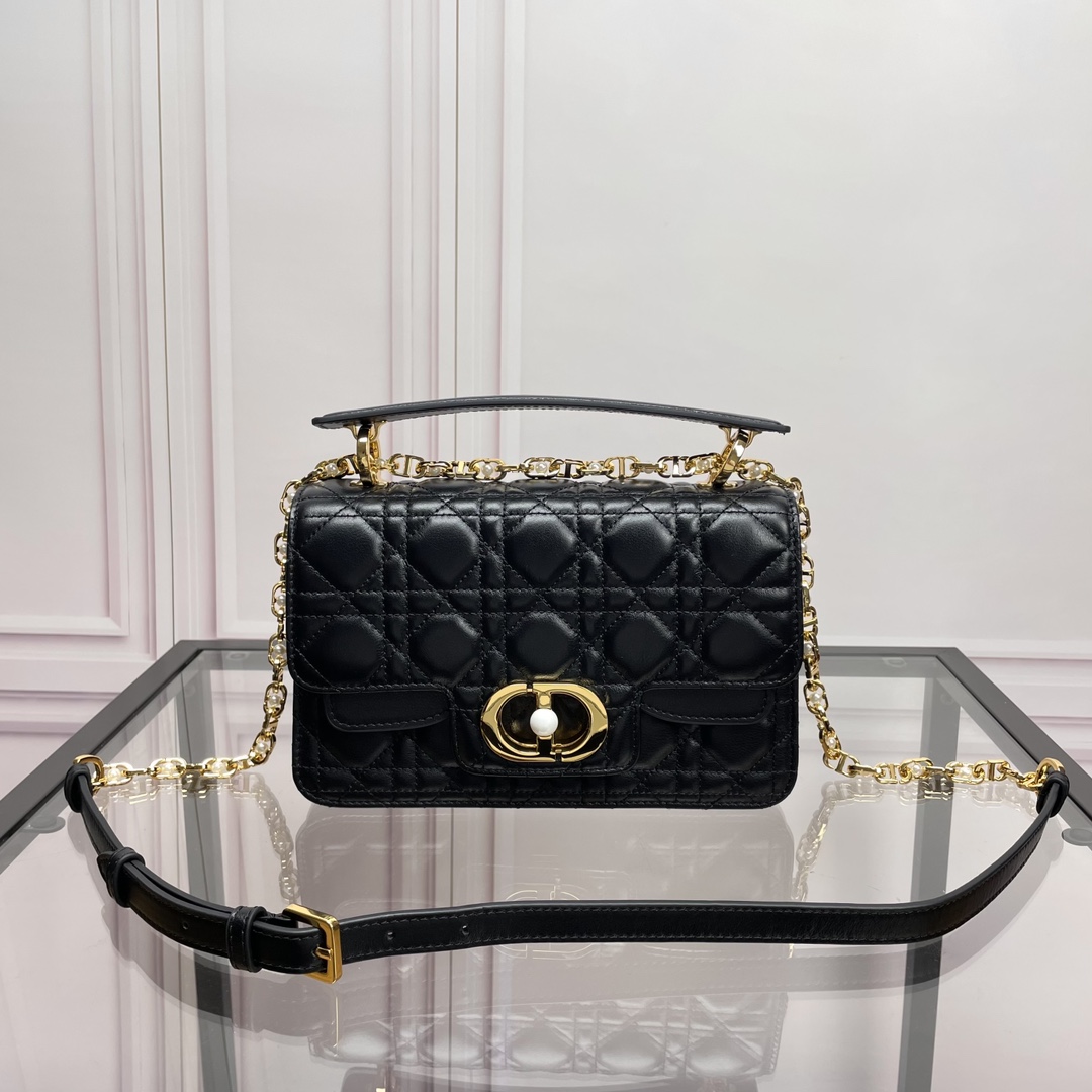 Bolso de mano Dior Jolie pequeño en negro🌸 Cuero de ternera con patrón de celosía N.º: 9271 Este bolso de mano Dior Jo…
