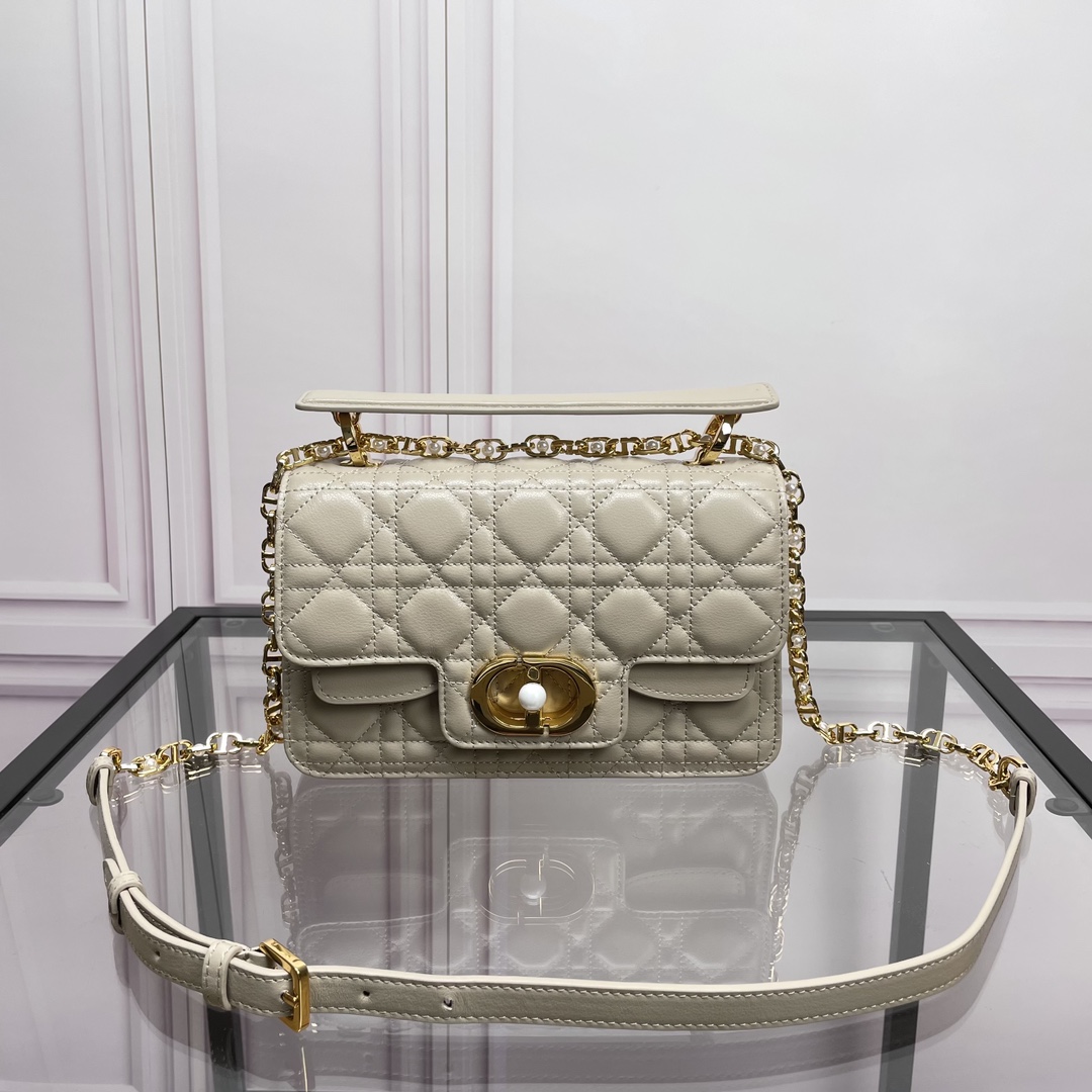 Bolso de mano Dior Jolie pequeño en albaricoque🌸 Cuero de ternera con patrón de celosía N.º: 9271 Este bolso de mano D…