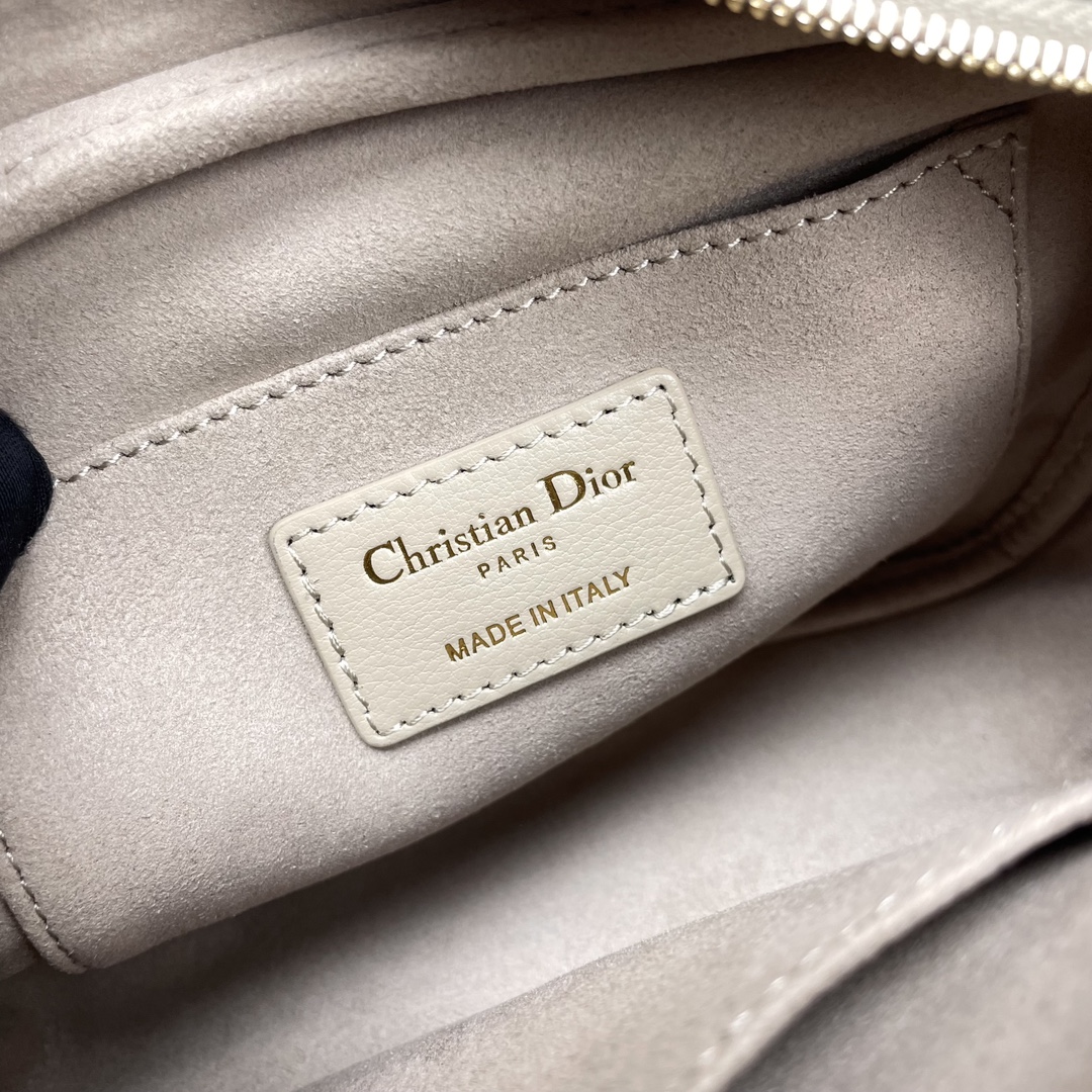 迪奥Dior顶级进口原厂羊皮链条相机包小号杏色这款DiorCaro顶部手柄相机包是二零二四春夏成衣系列新