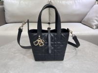 Diese vertikale Handtasche von Dior Toujours ist ein neues Produkt im frühen Frühjahr 2025 Ready-to-Wear-Serie, das modisch und praktisch und einzigartig ist. Es wird sorgfältig aus schwarzem Kauflädenleder hergestellt, das mit übergroßen Rattan -Plaidlinien dekoriert ist, und ein geräumiges internes Fach kann verschiedene tägliche Notwendigkeiten aufnehmen. Es verfügt über einen schlanken Leder-Schnürverschluss, um alle Arten von Gegenständen sicher zu speichern. Kleiner Stil, oberer Ledergriff mit abnehmbaren Leder-Schultergurten, für Hand-, Schulter- oder Crossbody-Körper: Cowhide Leder Futter auf den Kartendeckel Ledergriff abnehmbarer Leder -Schultergurtgröße gelegt: 16 × 18 × 12 R Modellnummer: 2835 1 Diese vertikale Handtasche von Dior Toujours ist ein neues Produkt im frühen Frühjahr 2025 Ready-to-Wear-Serie, das modisch und praktisch und einzigartig ist. Es wird sorgfältig aus schwarzem Kauflädenleder hergestellt, das mit übergroßen Rattan -Plaidlinien dekoriert ist, und ein geräumiges internes Fach kann verschiedene tägliche Notwendigkeiten aufnehmen. Es verfügt über einen schlanken Leder-Schnürverschluss, um alle Arten von Gegenständen sicher zu speichern. Kleiner Stil, oberer Ledergriff mit abnehmbaren Leder-Schultergurten, für Hand-, Schulter- oder Crossbody-Körper: Cowhide Leder Futter auf den Kartendeckel Ledergriff abnehmbarer Leder -Schultergurtgröße gelegt: 16 × 18 × 12 R Modellnummer: 2835