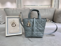 Diese vertikale Handtasche von Dior Toujours ist ein neues Produkt im frühen Frühjahr 2025 Ready-to-Wear-Serie Gray 2835 1 Diese vertikale Handtasche von Dior Toujours ist ein neues Produkt im frühen Frühjahr 2025 Ready-to-Wear-Serie Gray 2835