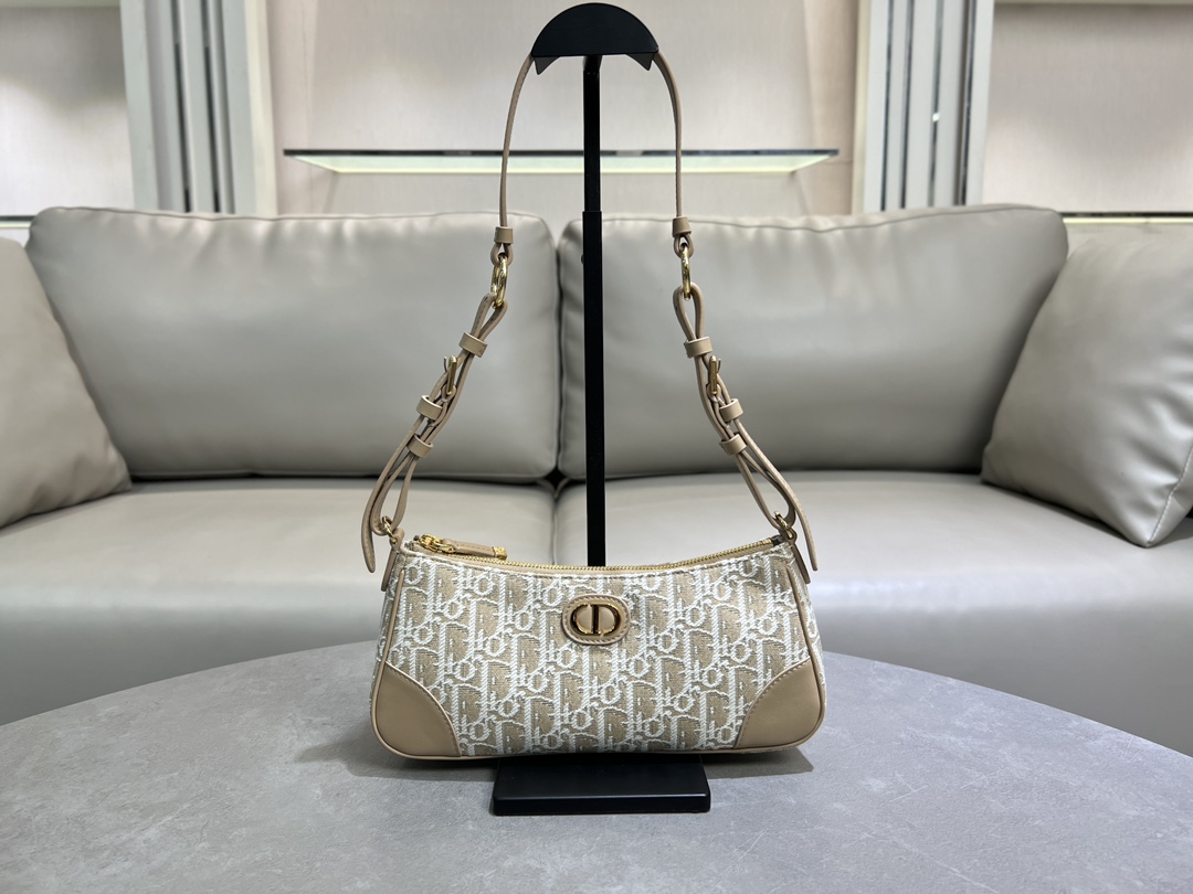 Número: S2398UTZQ Tamaño: 26 × 12 × 7 cm Este mini bolso Wanderlust es un nuevo producto de la serie prêt-à-porter de o…
