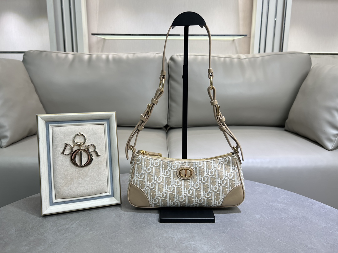 Número: S2398UTZQ Tamaño: 26 × 12 × 7 cm Este mini bolso Wanderlust es un nuevo producto de la serie prêt-à-porter de o…