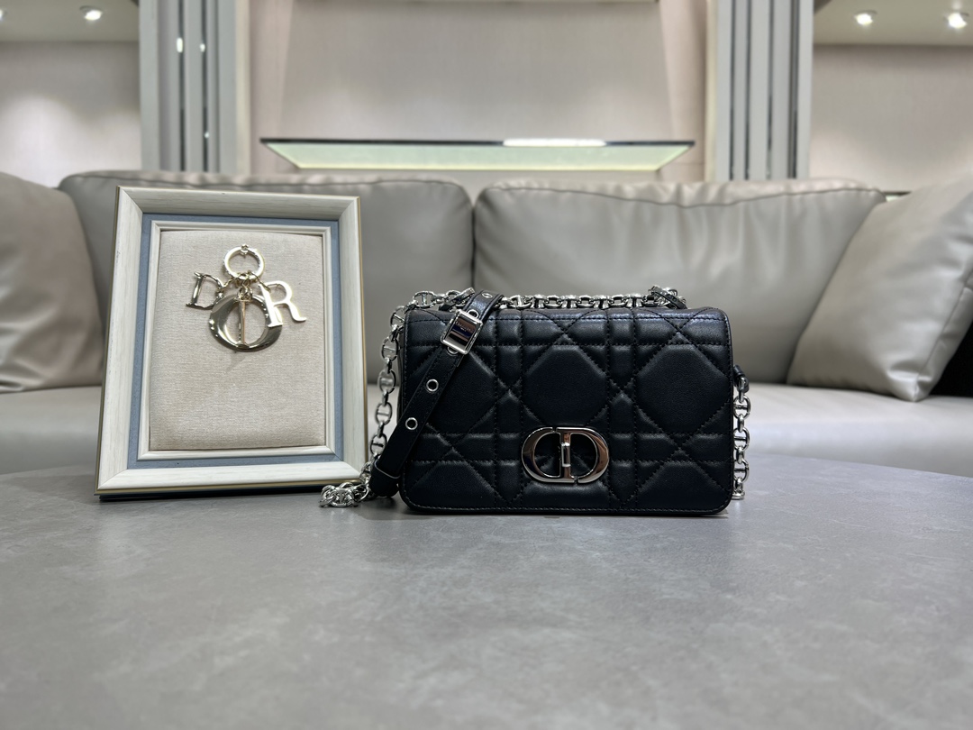 Este bolso Soft Dior Caro es una novedad de la serie prêt-à-porter de otoño de 2025. Su silueta suave combina un temper…