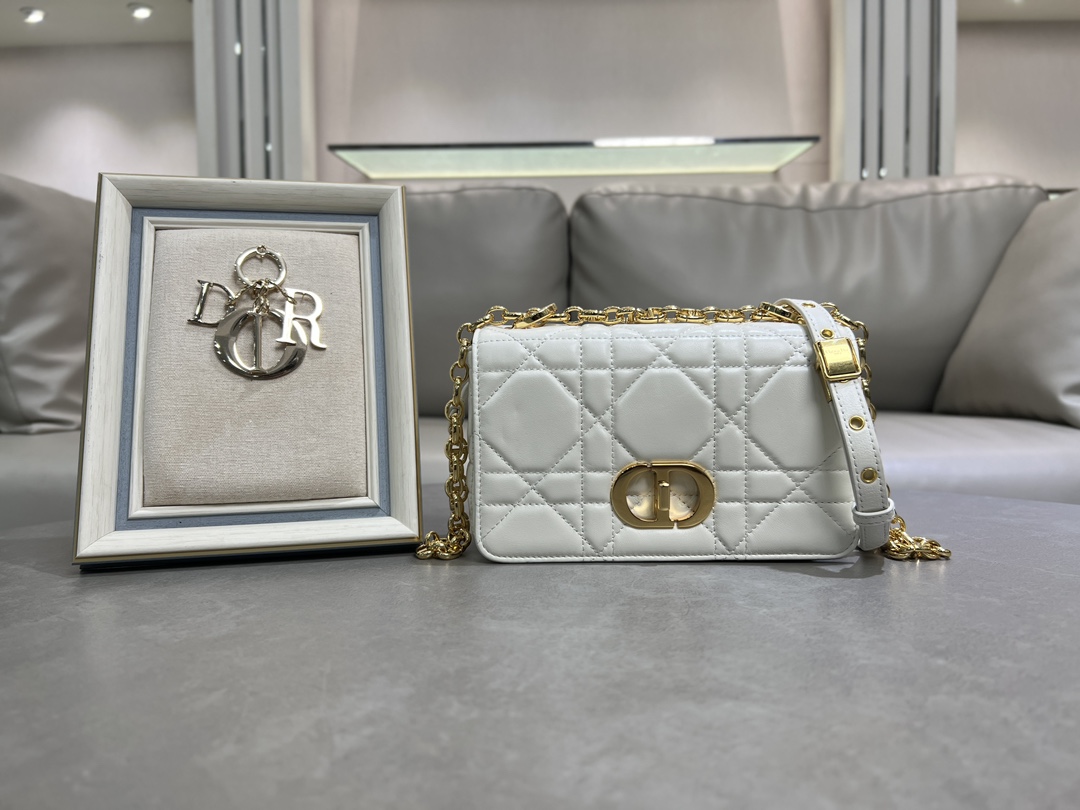 Este bolso Soft Dior Caro es una novedad de la serie prêt-à-porter de otoño de 2025. Su silueta suave combina un temper…