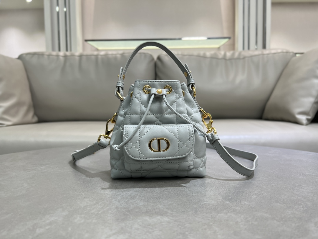 Como novedad en la colección prêt-à-porter Otoño 2025, este bolso bombonera Dior Caro en miniatura encarna moda y elega…