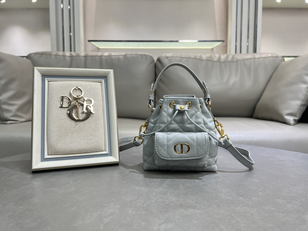 Como novedad en la colección prêt-à-porter Otoño 2025, este bolso bombonera Dior Caro en miniatura encarna moda y elega…