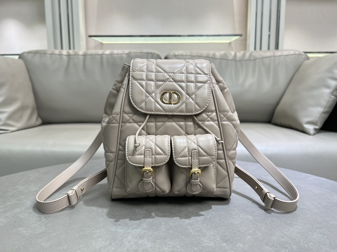 Esta mochila Dior Caro es un nuevo producto de la serie prêt-à-porter de principios de primavera de 2025, que destaca l…